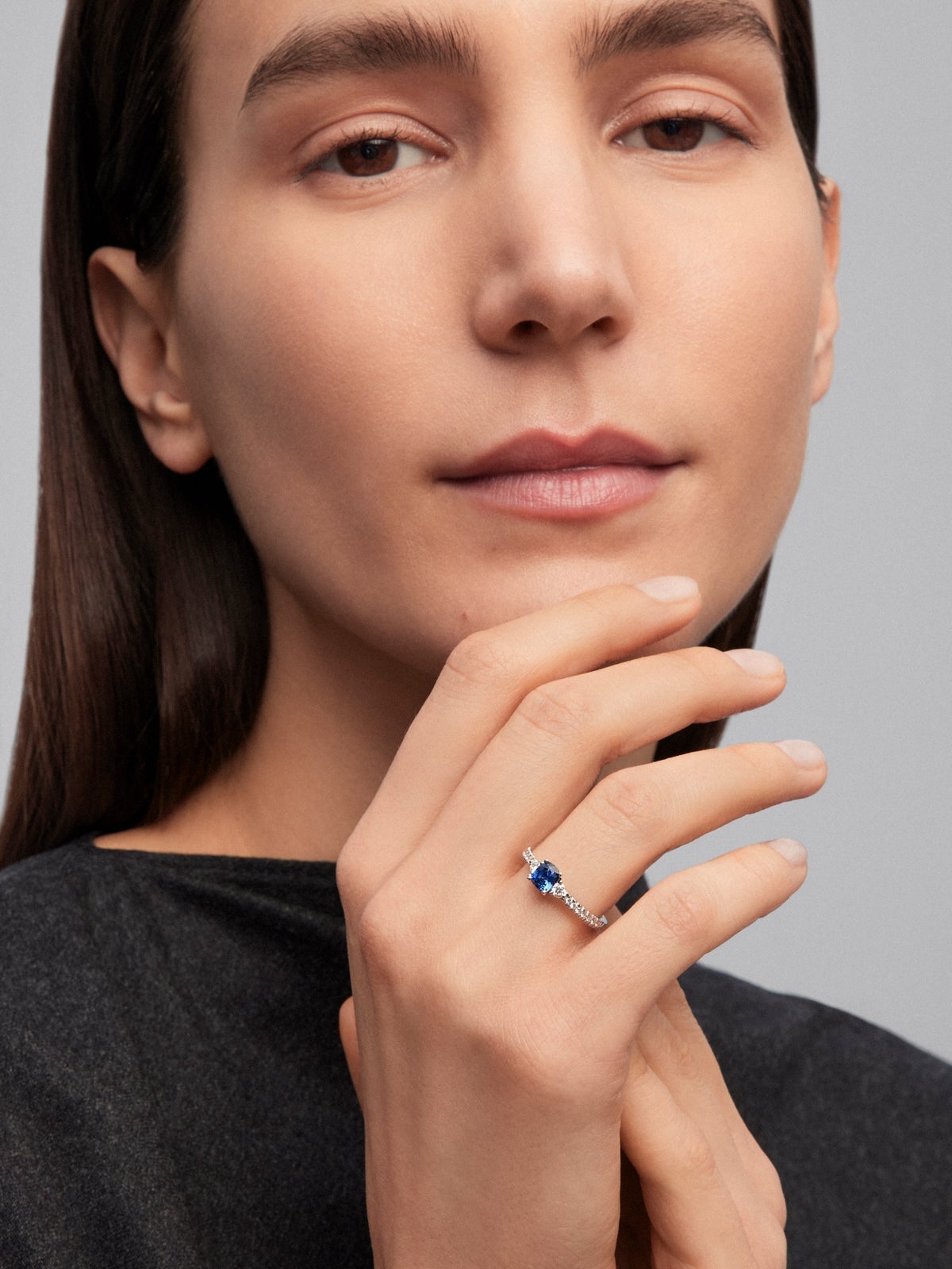 Anillo de oro blanco de 18K con zafiro y diamantes blancos en talla brillante