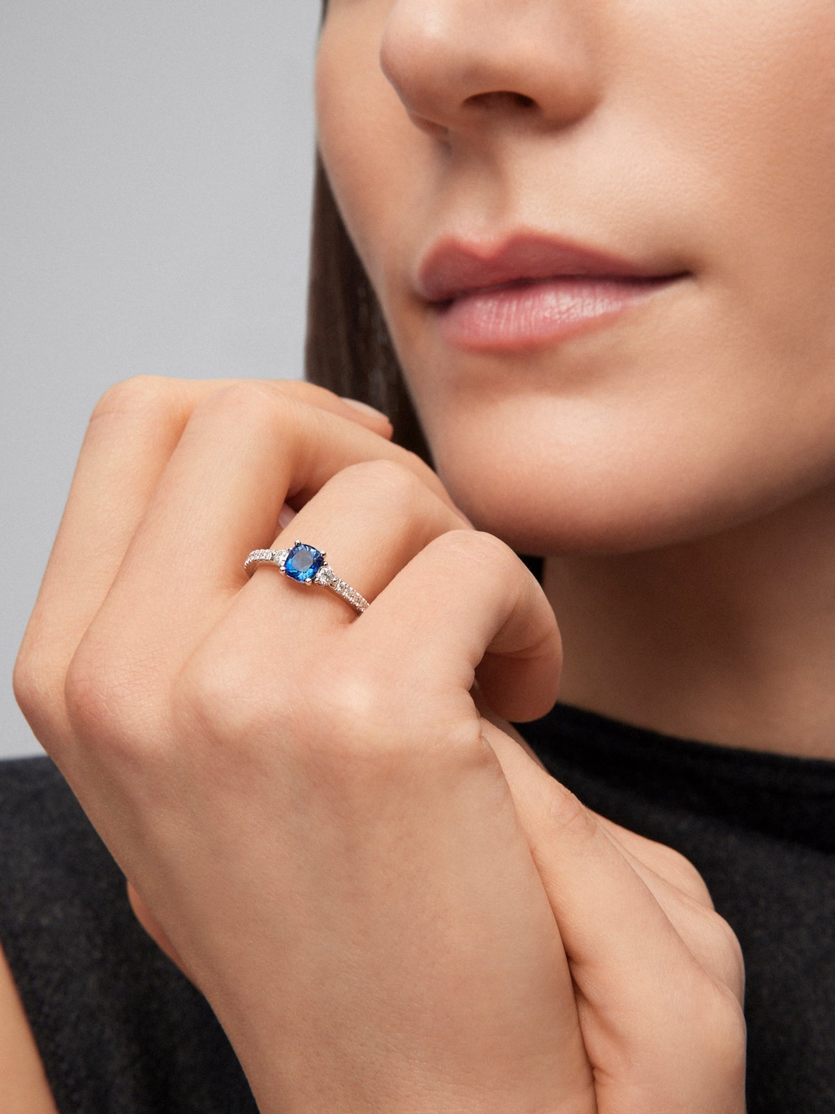 Anillo de oro blanco de 18K con zafiro y diamantes blancos en talla brillante