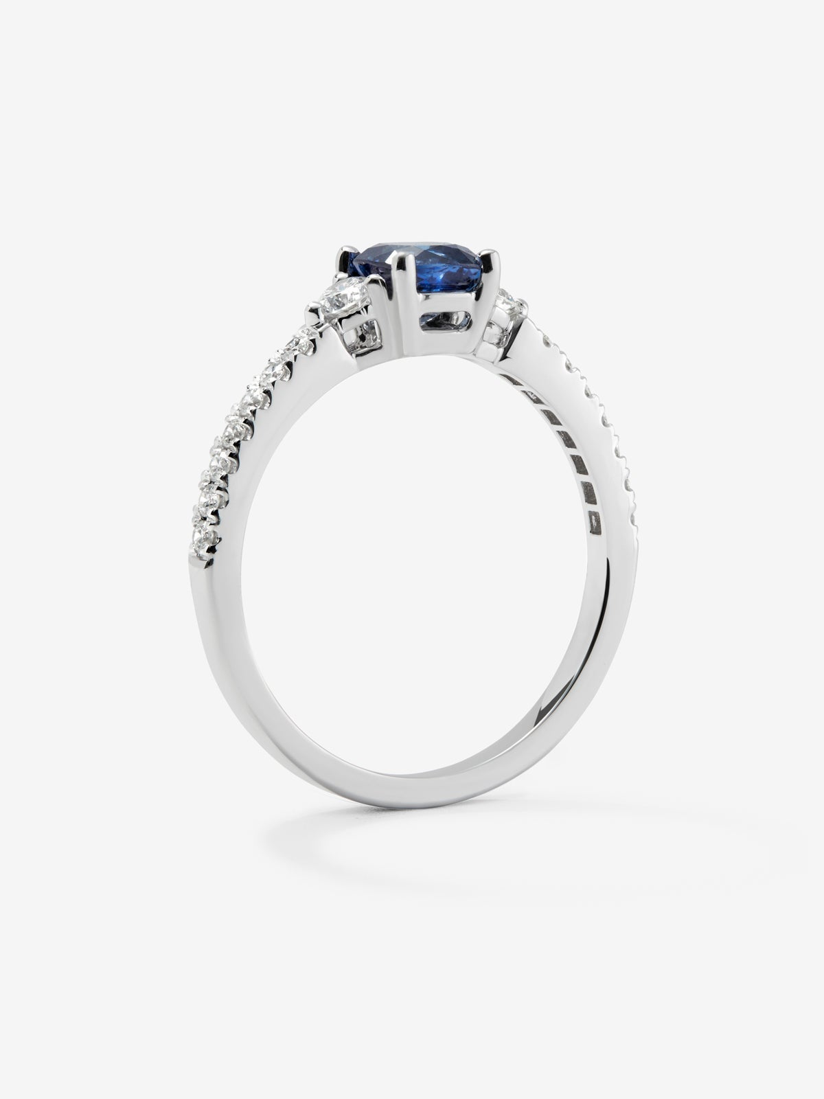 Anillo de oro blanco de 18K con zafiro y diamantes blancos en talla brillante