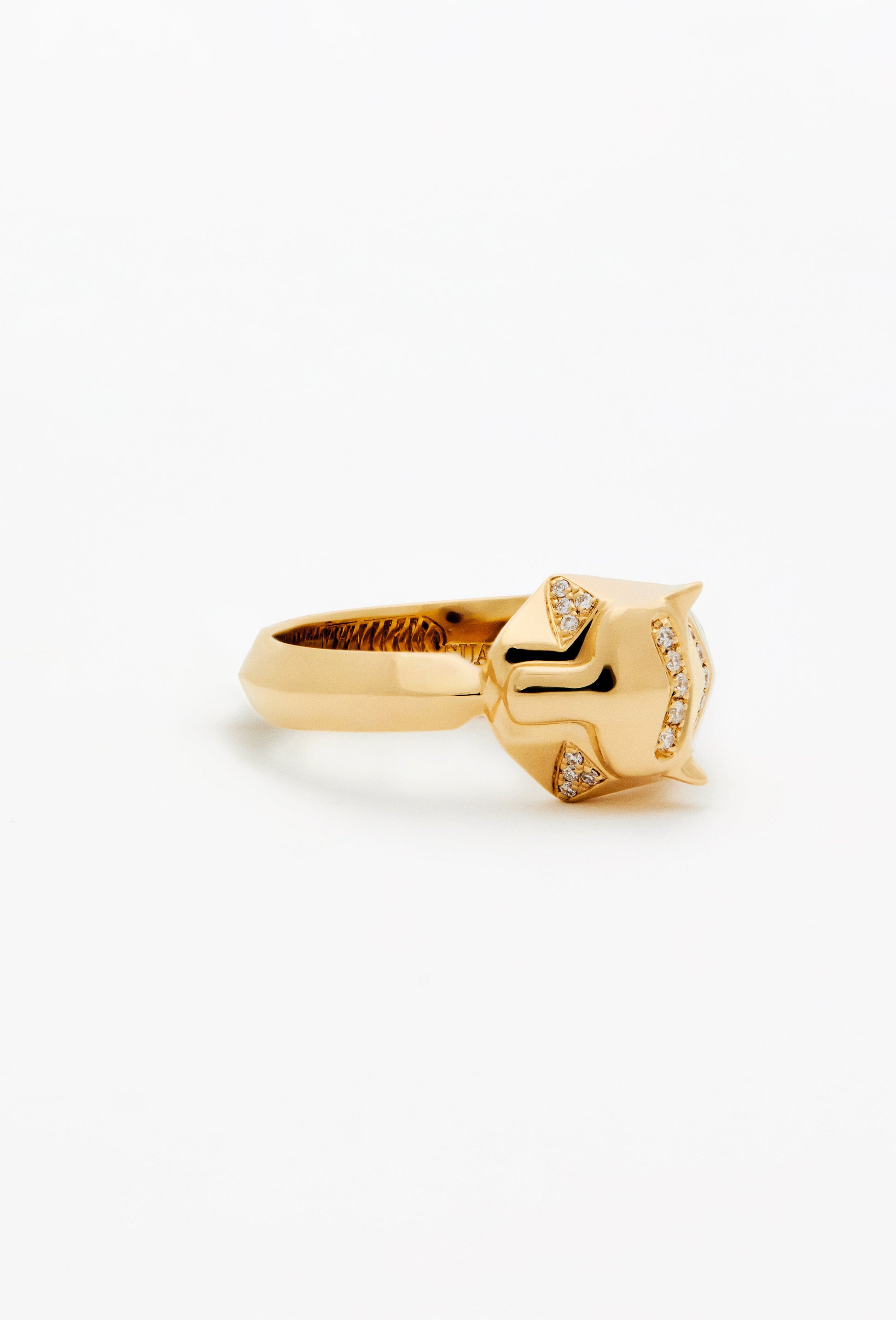 Anillo de oro amarillo de 18K con 26 diamantes en talla brillante con un total de 0,08 cts y forma de tigre