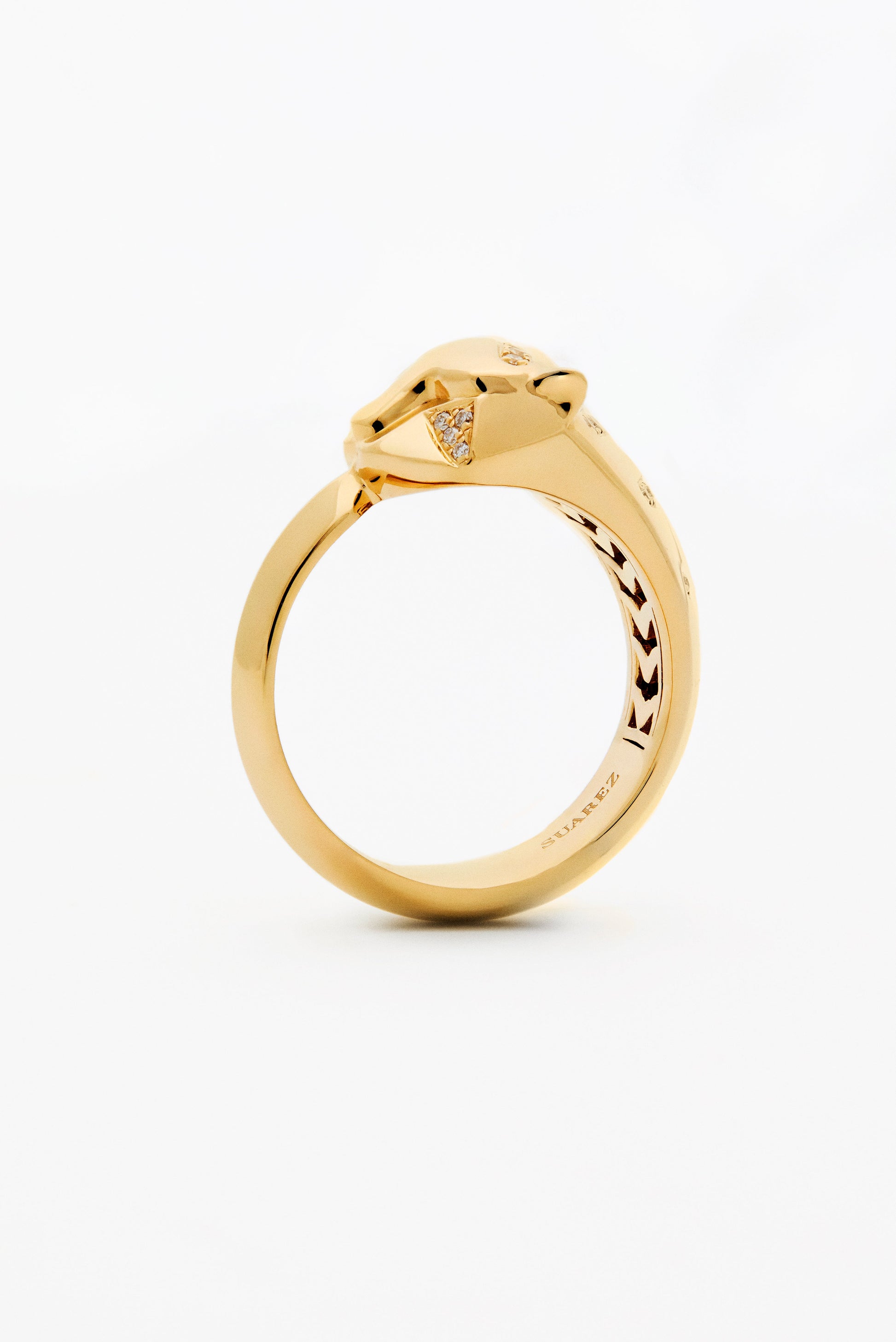 Anillo de oro amarillo de 18K con 26 diamantes en talla brillante con un total de 0,08 cts y forma de tigre