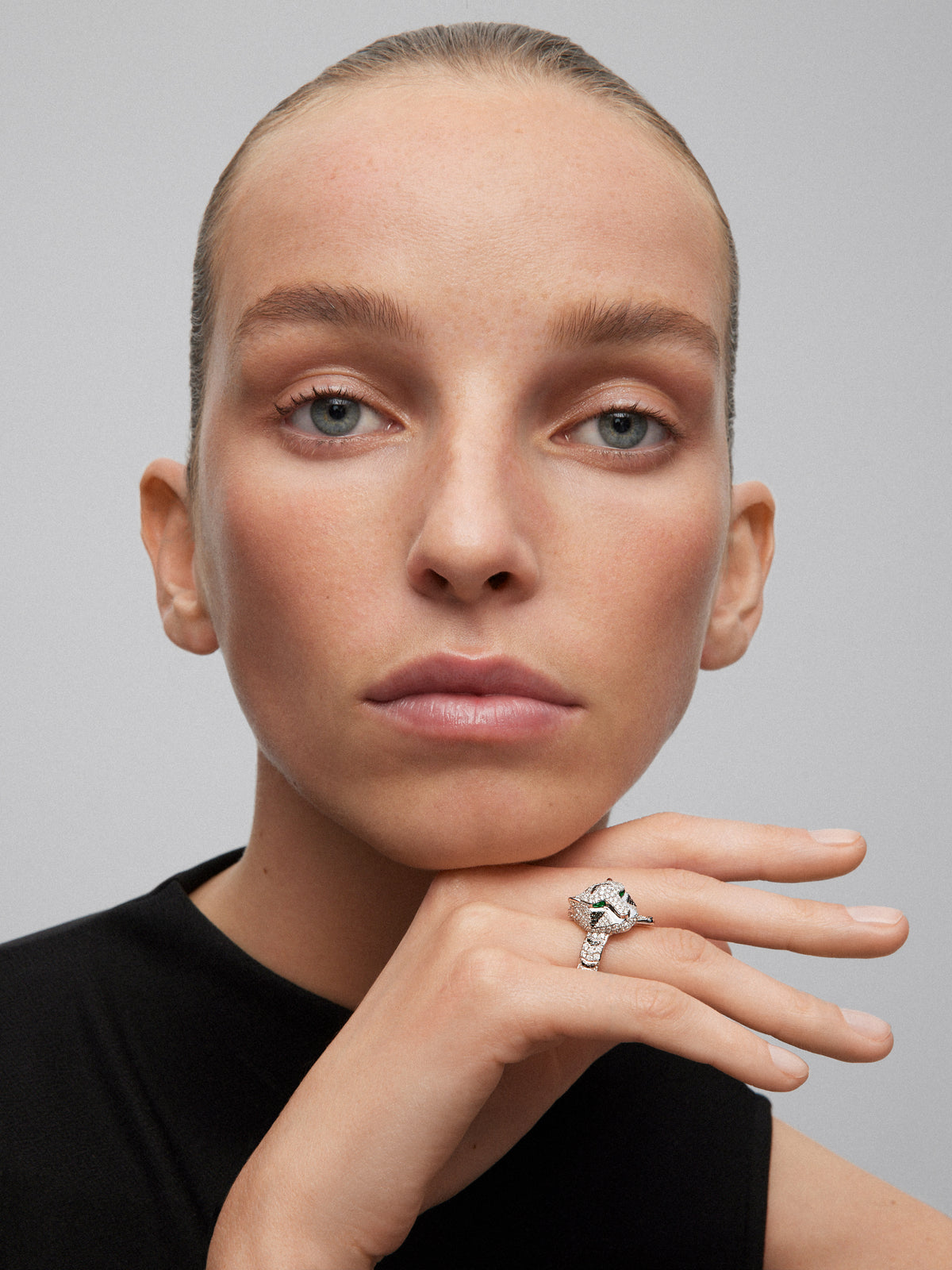 Anillo con forma de tigre en oro blanco de 18K con diamantes blancos y negros en talla brillante con un total de 2,12 cts y 2 esmeraldas en talla trapecio con un total de 0,13 cts