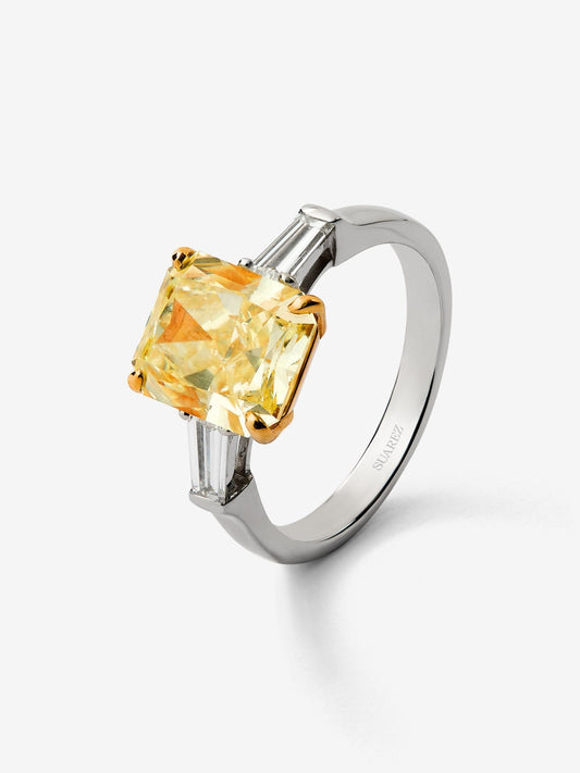 Anillo solitario de oro blanco de 18K con diamante Fancy Yellow en talla esmeralda de 4 cts y 2 diamantes talla trapecio con un total de 0,4 cts 
