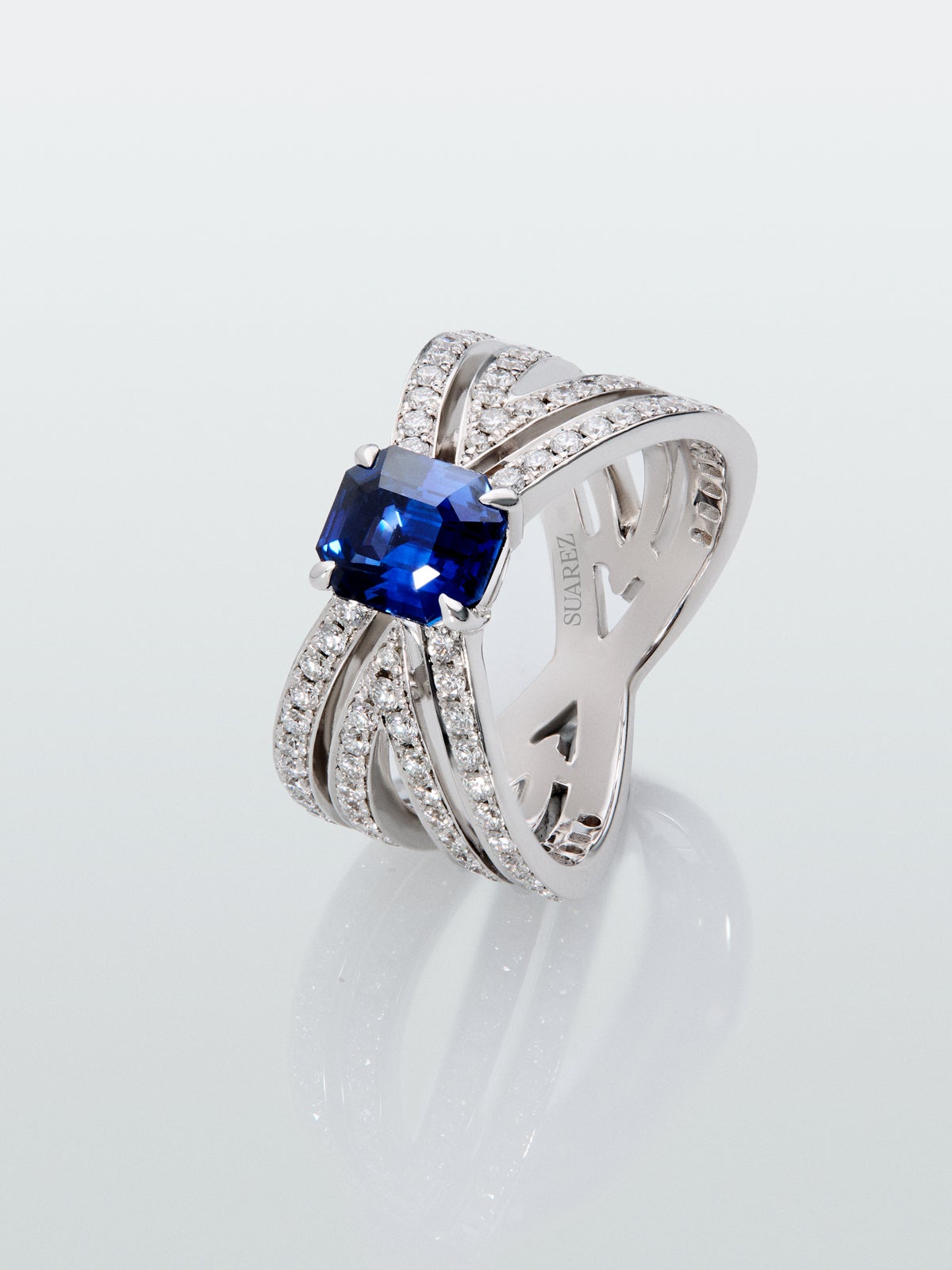 Anillo multibrazo de oro blanco de 18K con zafiro azul en talla octogonal de 1,7 cts y diamantes en talla brillante con un total de 1,10 cts