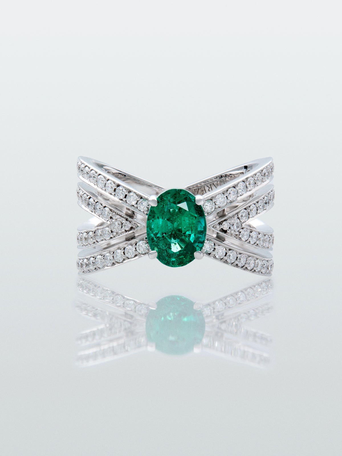 Anillo multibrazo de oro blanco de 18K con esmeralda en talla oval de 1,4 cts y diamantes en talla brillante con un total de 0,98 cts