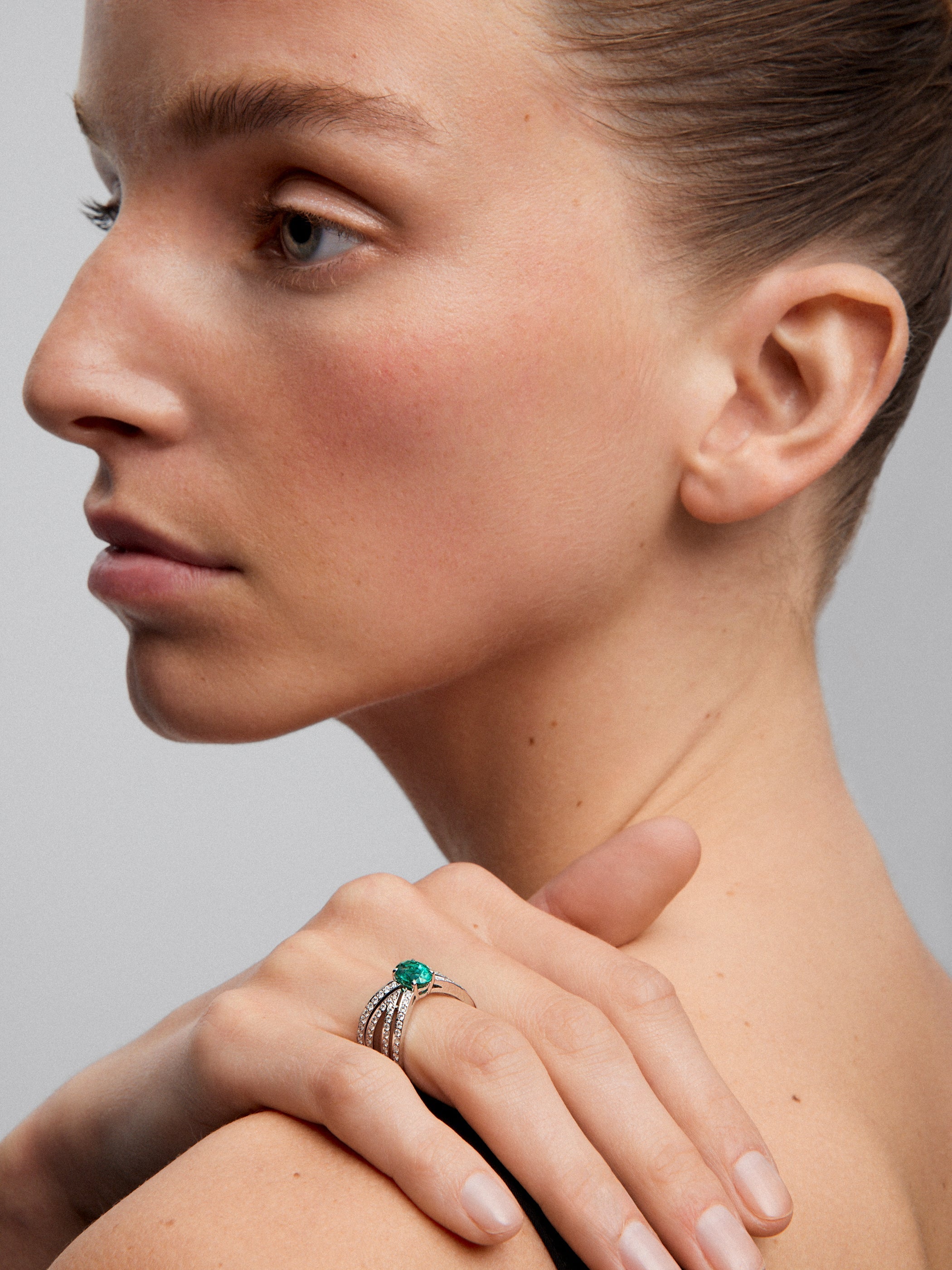 Anillo multibrazo de oro blanco de 18K con esmeralda en talla oval de 1,4 cts y diamantes en talla brillante con un total de 0,98 cts