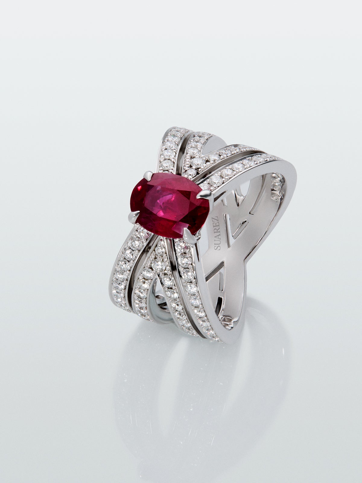 Anillo multibrazo de oro blanco de 18K con zafiro rojo en talla oval de 1,97 cts y diamantes en talla brillante con un total de 1,06 cts
