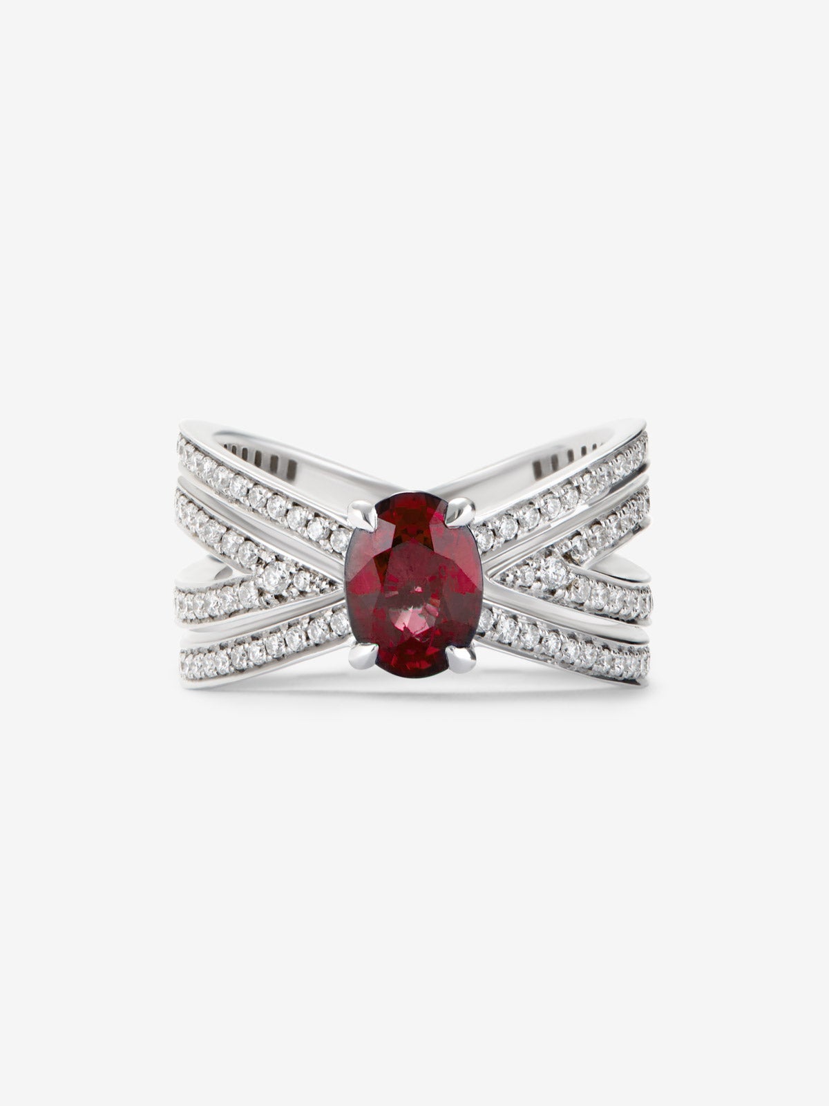 Anillo multibrazo de oro blanco de 18K con rubí sangre de pichón en talla oval de 1,97 cts y diamantes en talla brillante con un total de 1,06 cts