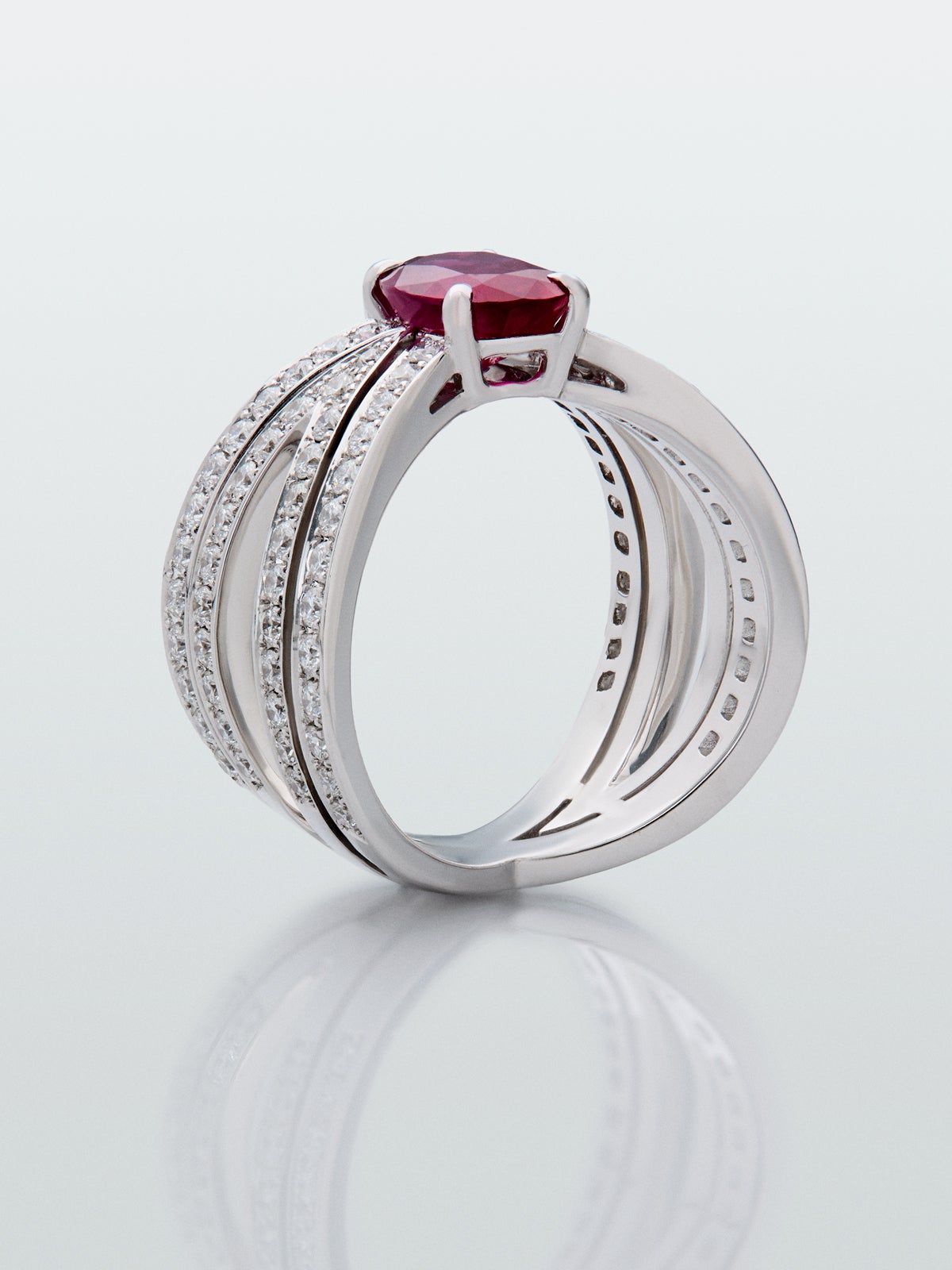 Anillo multibrazo de oro blanco de 18K con zafiro rojo en talla oval de 1,97 cts y diamantes en talla brillante con un total de 1,06 cts