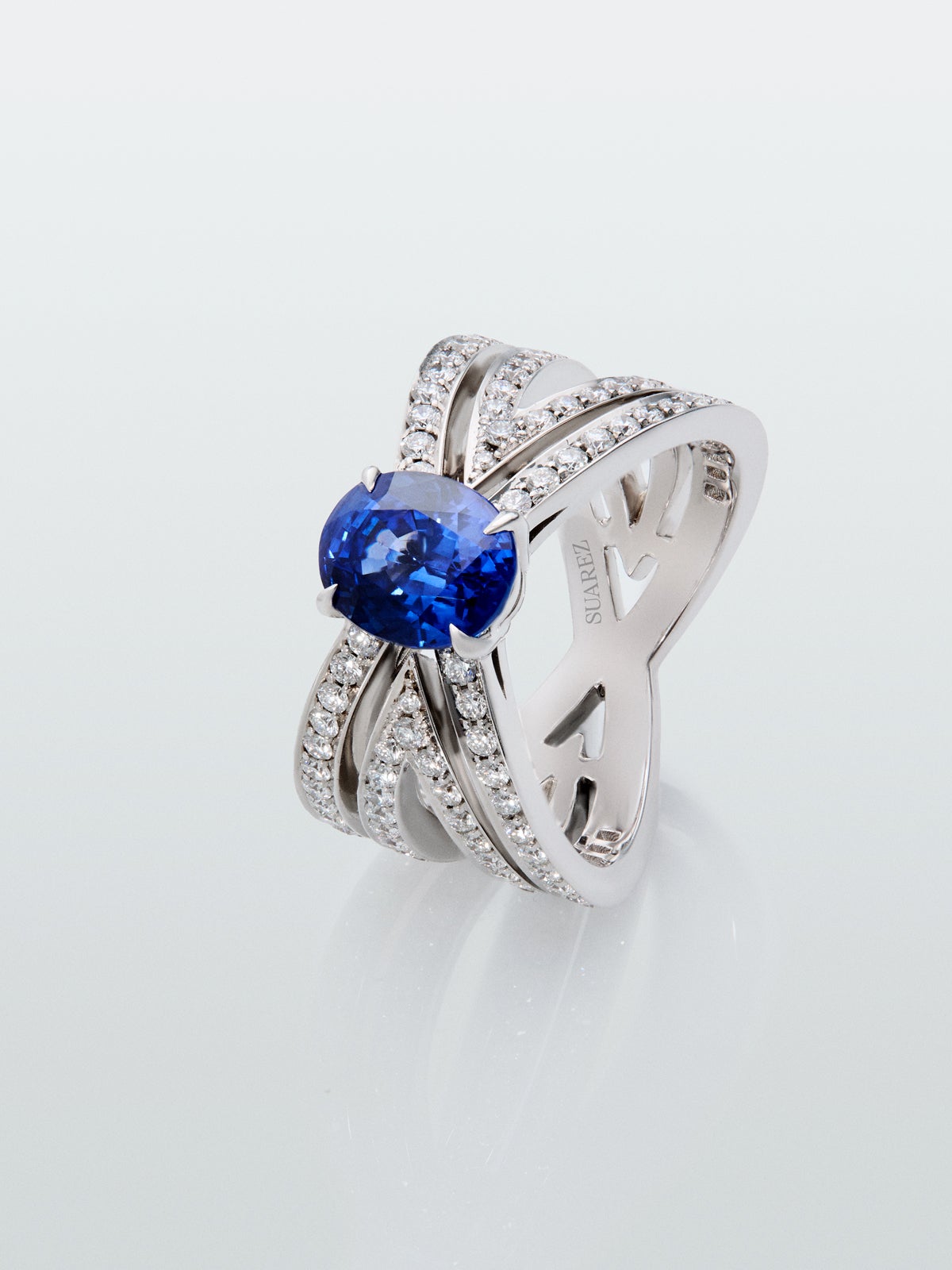 Anillo multibrazo de oro blanco de 18K con zafiro azul en talla oval de 2,39 cts y diamantes en talla brillante con un total de 0,98 cts