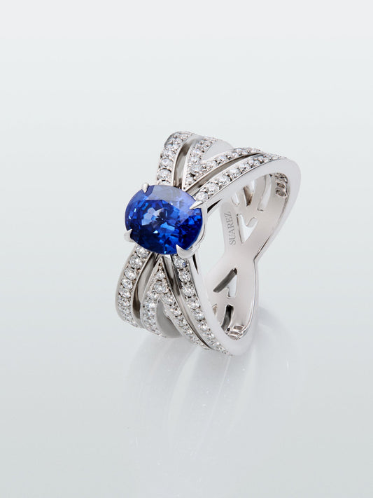 Anillo multibrazo de oro blanco de 18K con zafiro azul en talla oval de 2,39 cts y diamantes en talla brillante con un total de 0,98 cts