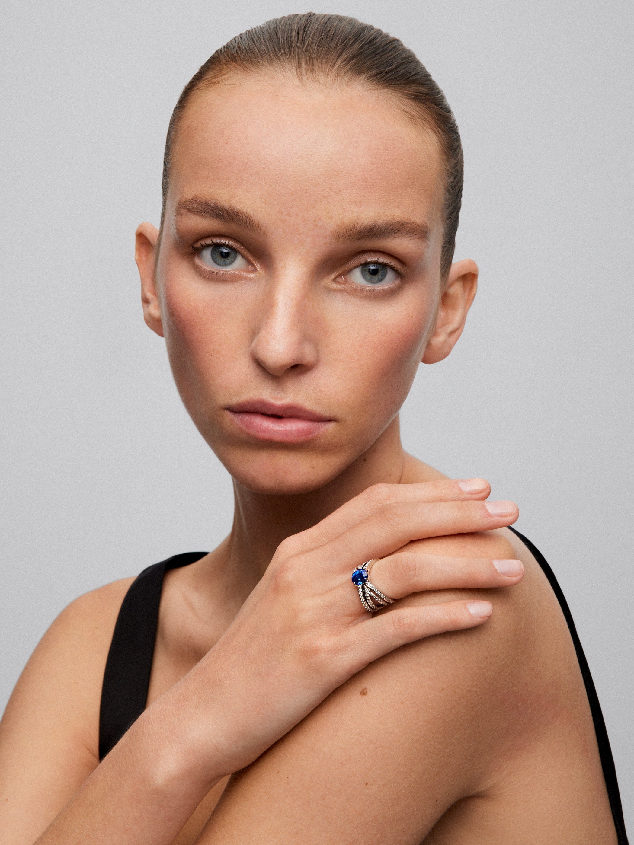 Anillo multibrazo de oro blanco de 18K con zafiro azul en talla oval de 2,39 cts y diamantes en talla brillante con un total de 0,98 cts