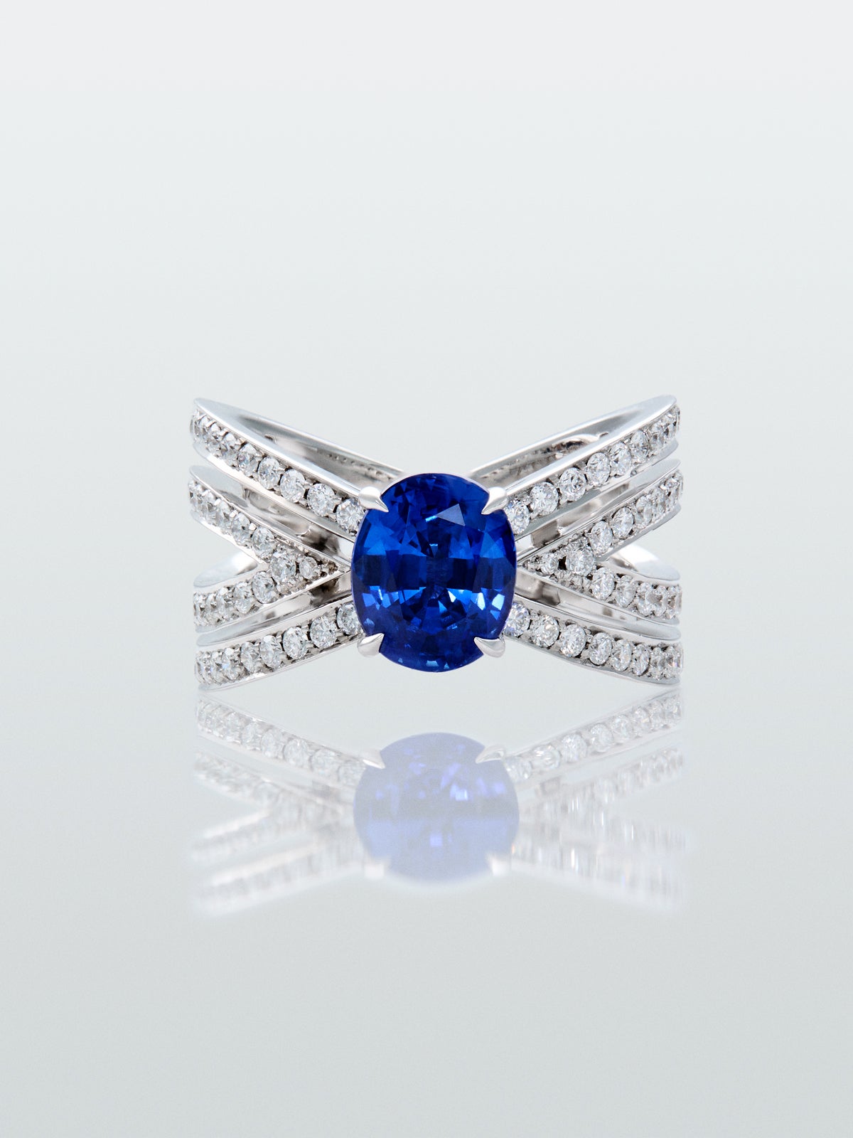 Anillo multibrazo de oro blanco de 18K con zafiro azul en talla oval de 2,39 cts y diamantes en talla brillante con un total de 0,98 cts