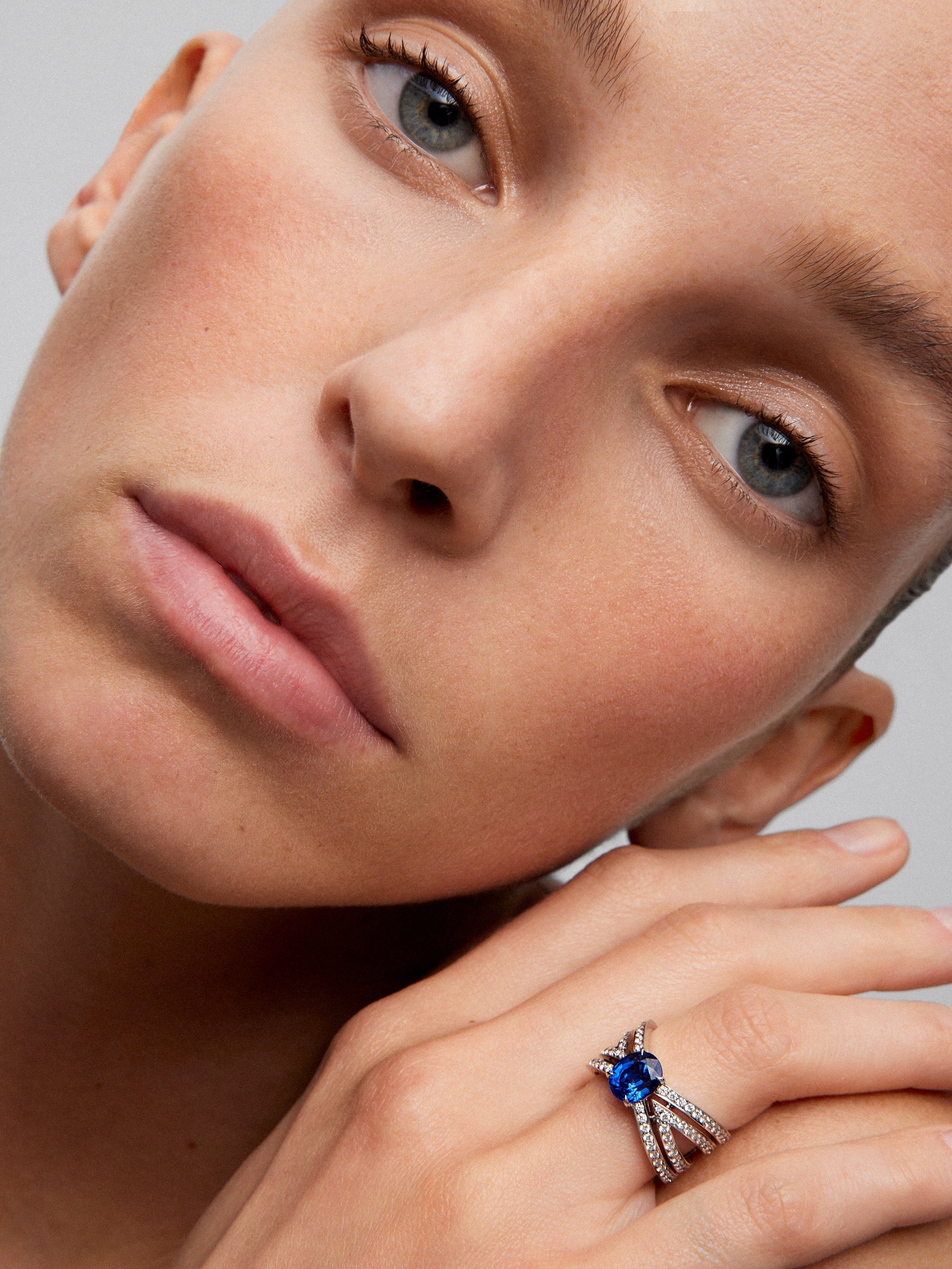 Anillo multibrazo de oro blanco de 18K con zafiro azul en talla oval de 2,39 cts y diamantes en talla brillante con un total de 0,98 cts