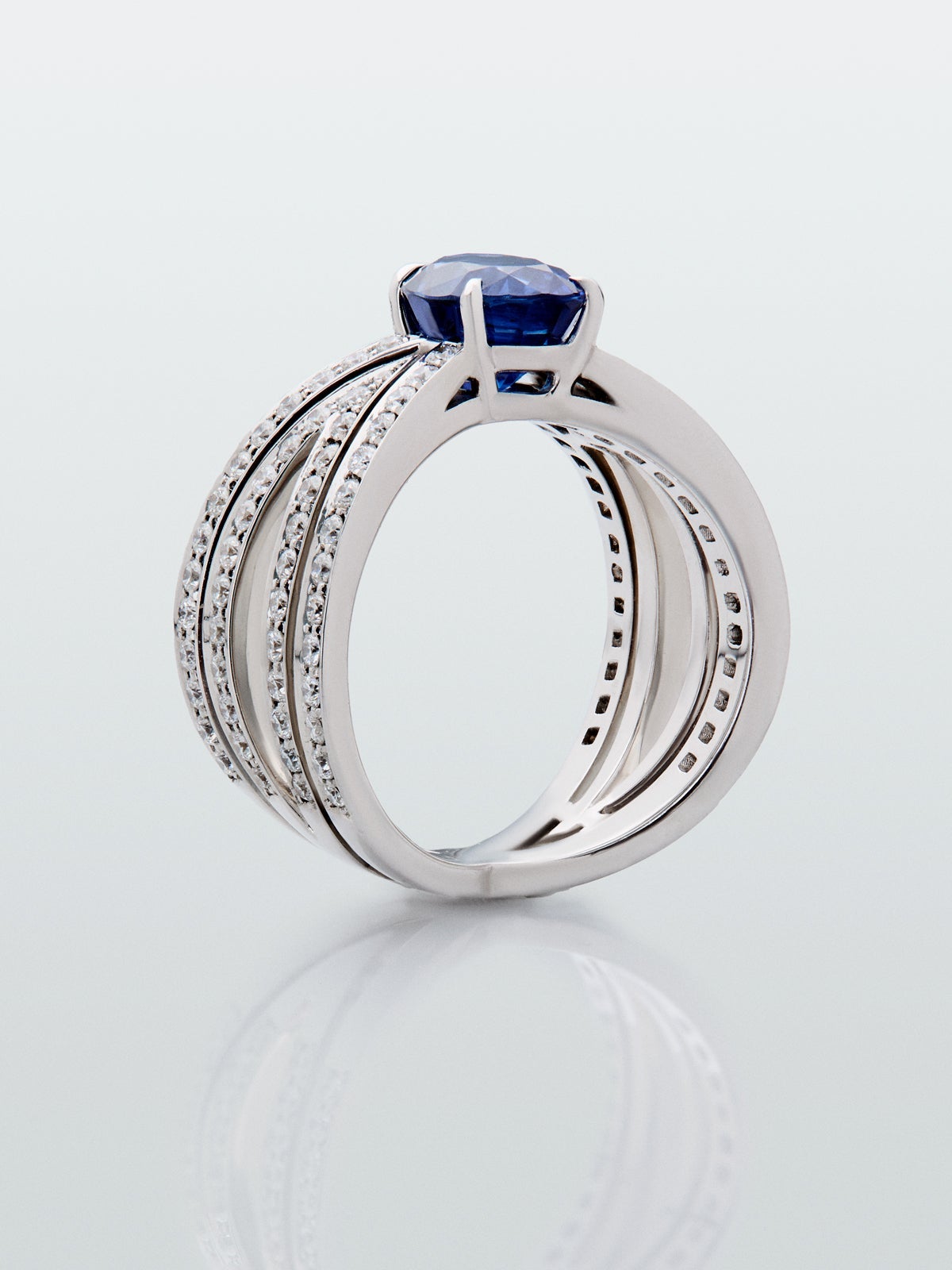Anillo multibrazo de oro blanco de 18K con zafiro azul en talla oval de 2,39 cts y diamantes en talla brillante con un total de 0,98 cts