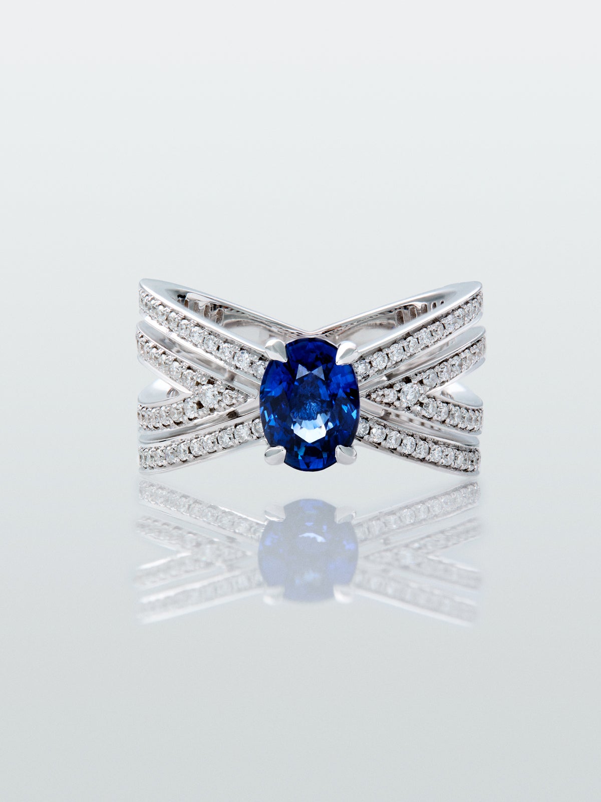 Anillo multibrazo de oro blanco de 18K con zafiro azul en talla oval de 1,8 cts y diamantes en talla brillante con un total de 0,71 cts