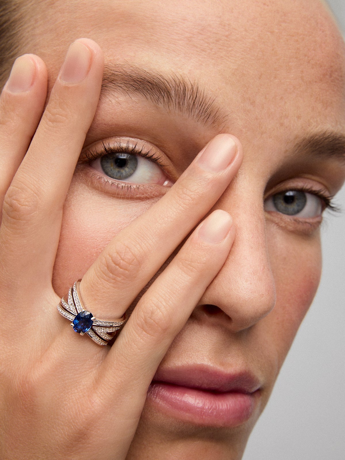 Anillo multibrazo de oro blanco de 18K con zafiro azul en talla oval de 1,8 cts y diamantes en talla brillante con un total de 0,71 cts