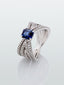 Anillo multibrazo de oro blanco de 18K con zafiro azul en talla octogonal de 1,44 cts y diamantes en talla brillante con un total de 1,04 cts