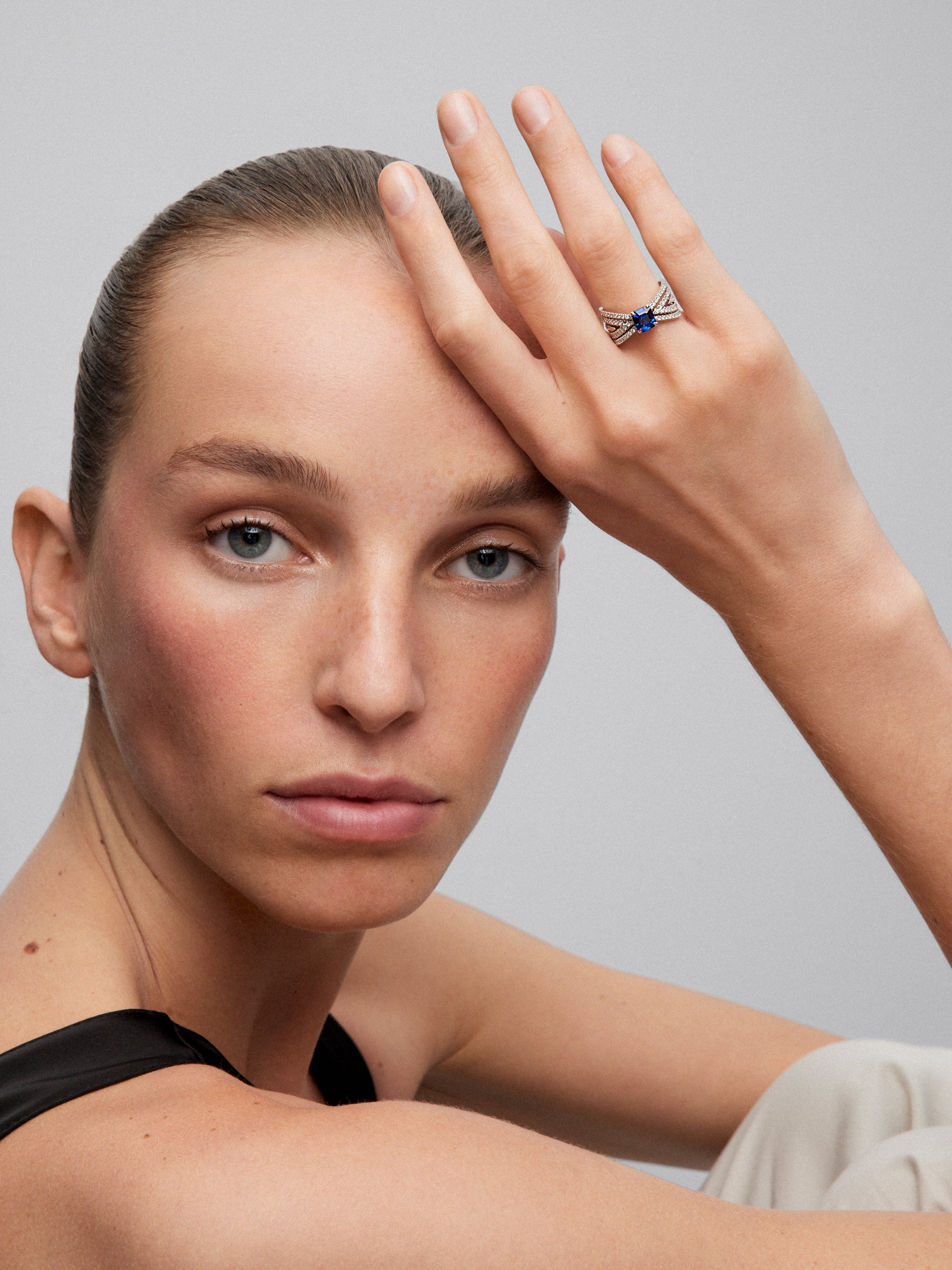 Anillo multibrazo de oro blanco de 18K con zafiro azul en talla octogonal de 1,44 cts y diamantes en talla brillante con un total de 1,04 cts