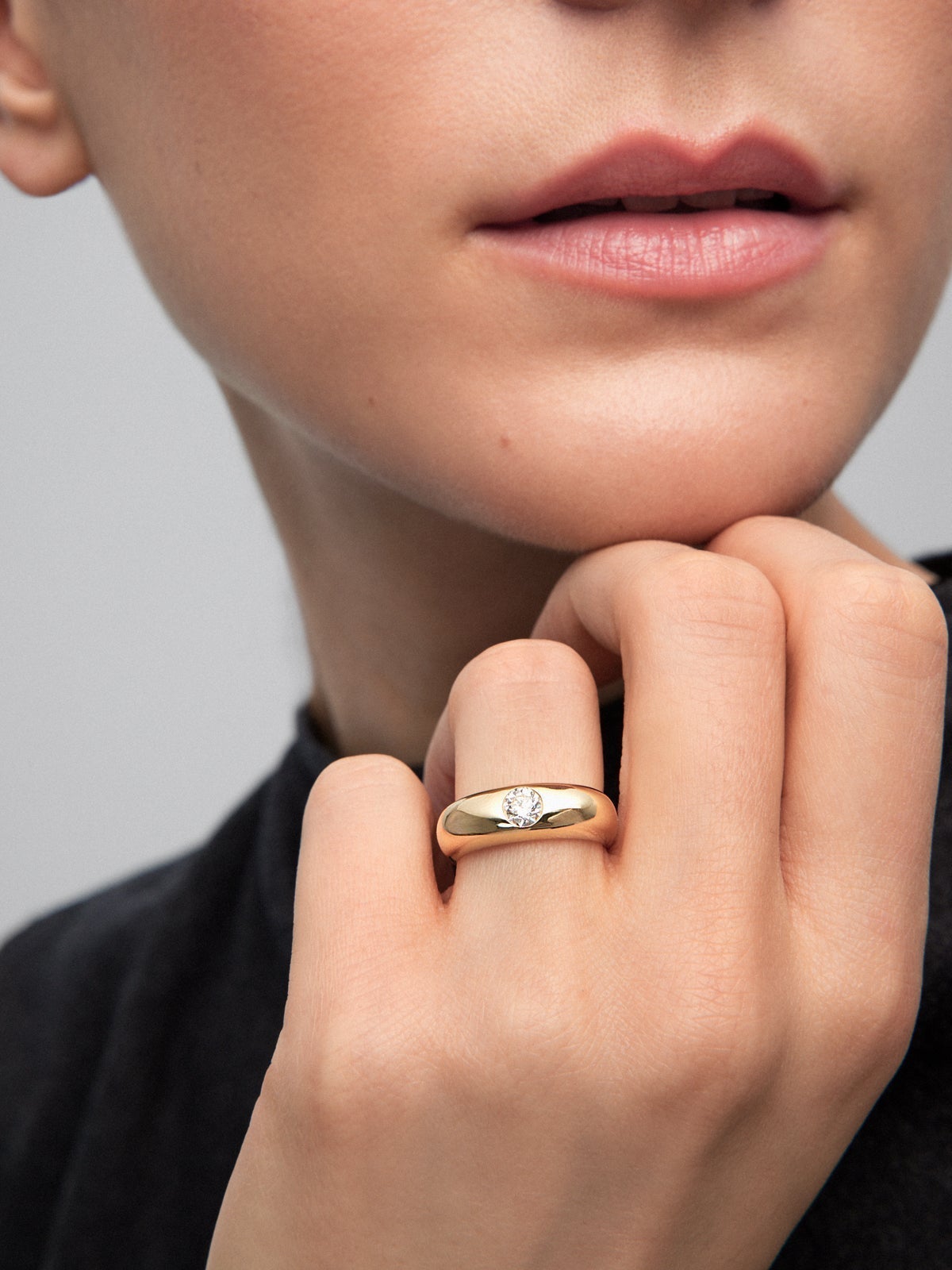 Anillo de oro amarillo de 18K con diamante en talla brillante de 0,4 cts