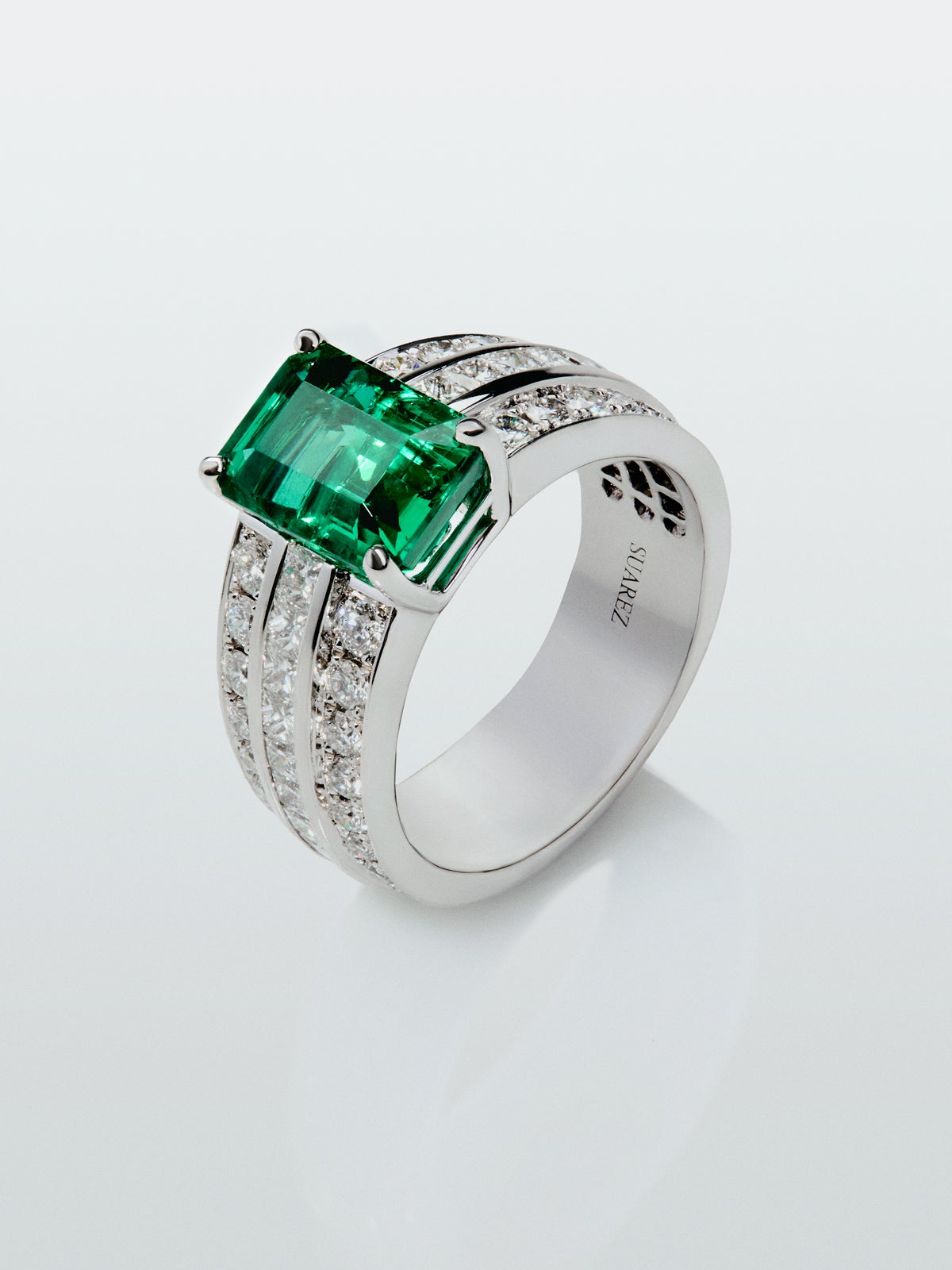 Anillo de oro blanco de 18K con esmeralda en talla octogonal de 3,07 cts, 32 diamantes en talla brillante con un total de 0,72 cts y 18 en talla princesa con un total de 0,78 cts