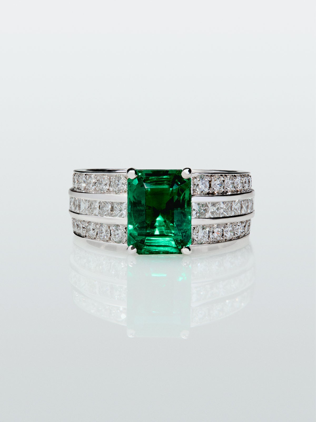 Anillo de oro blanco de 18K con esmeralda en talla octogonal de 3,07 cts, 32 diamantes en talla brillante con un total de 0,72 cts y 18 en talla princesa con un total de 0,78 cts