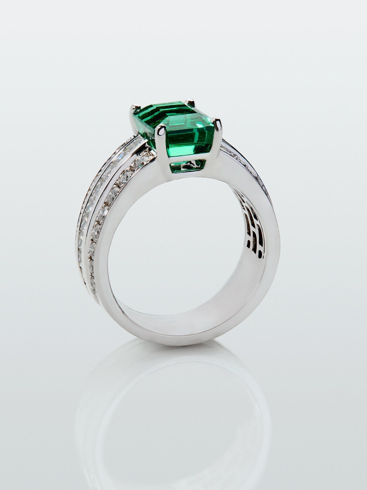 Anillo de oro blanco de 18K con esmeralda en talla octogonal de 3,07 cts, 32 diamantes en talla brillante con un total de 0,72 cts y 18 en talla princesa con un total de 0,78 cts