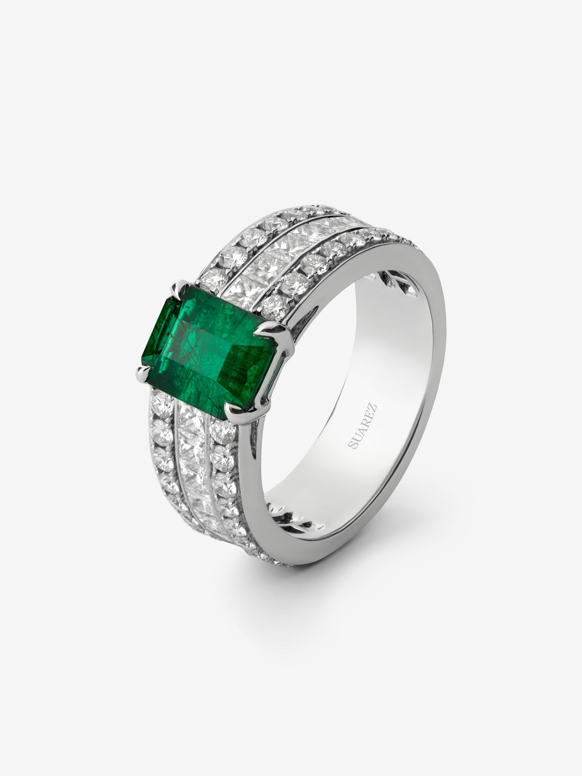 Anillo  de oro blanco de 18K con esmeralda central en talla octogonal  y diamantes