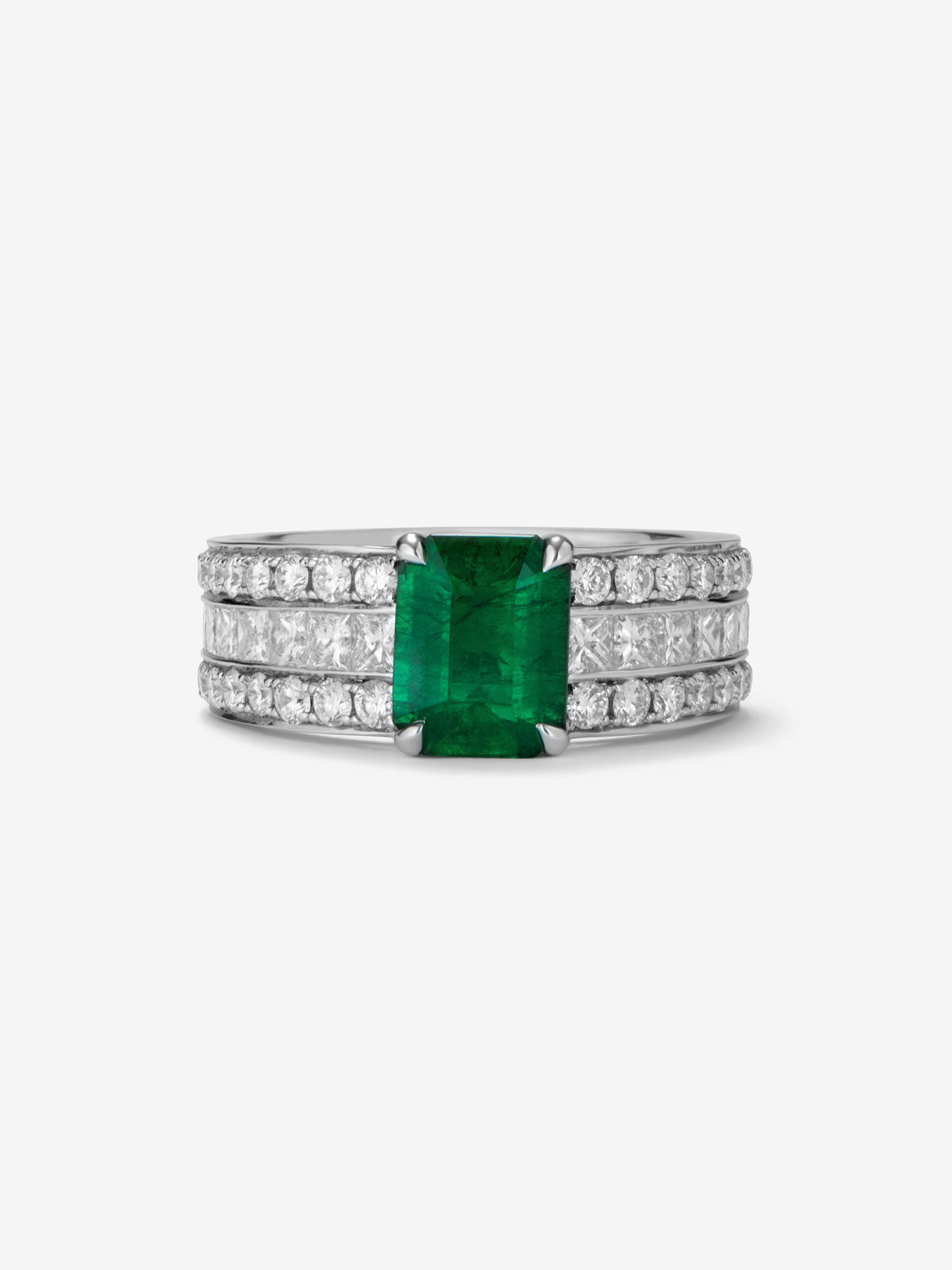 Anillo  de oro blanco de 18K con esmeralda central en talla octogonal  y diamantes