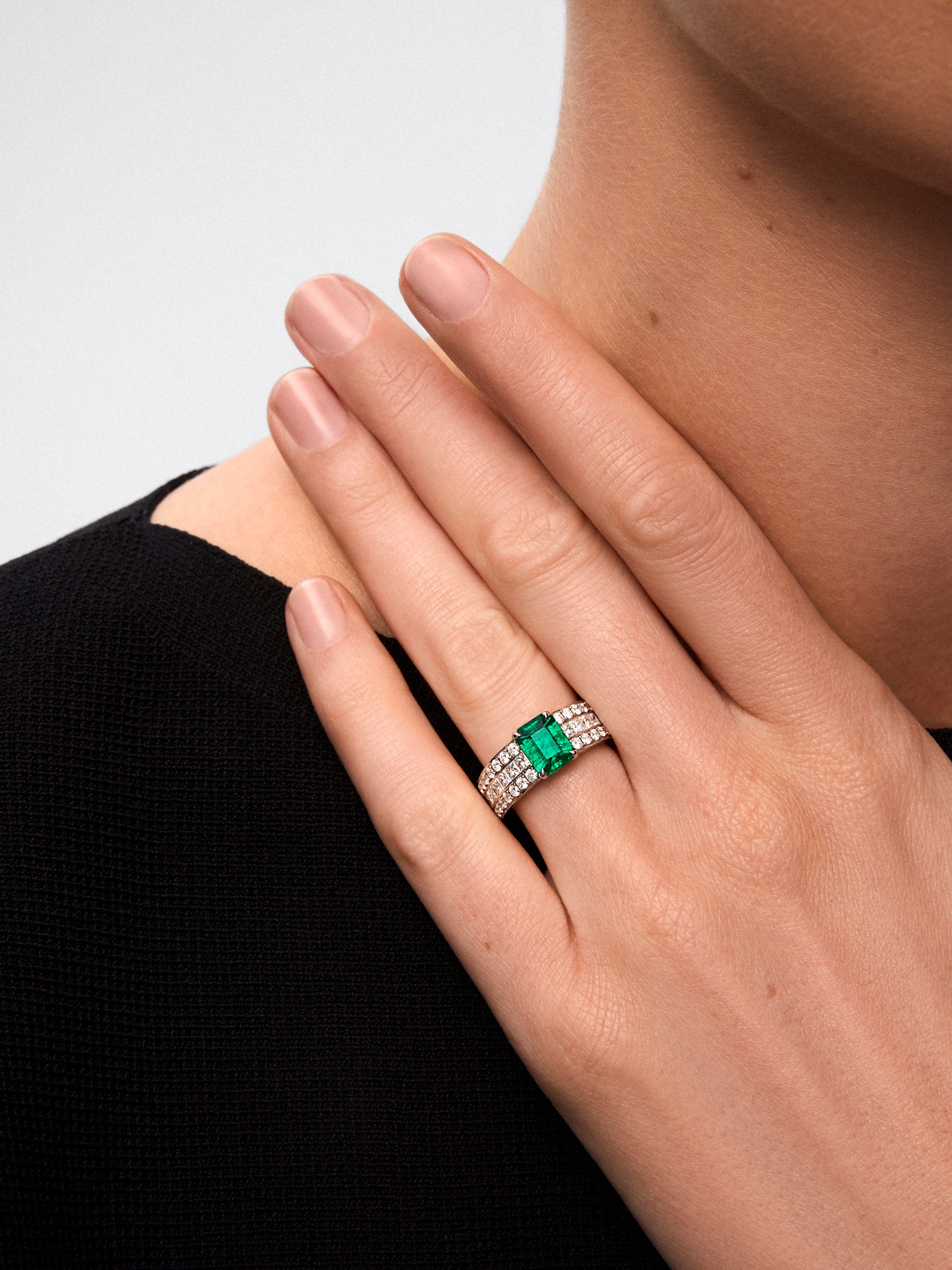 Anillo  de oro blanco de 18K con esmeralda central en talla octogonal  y diamantes
