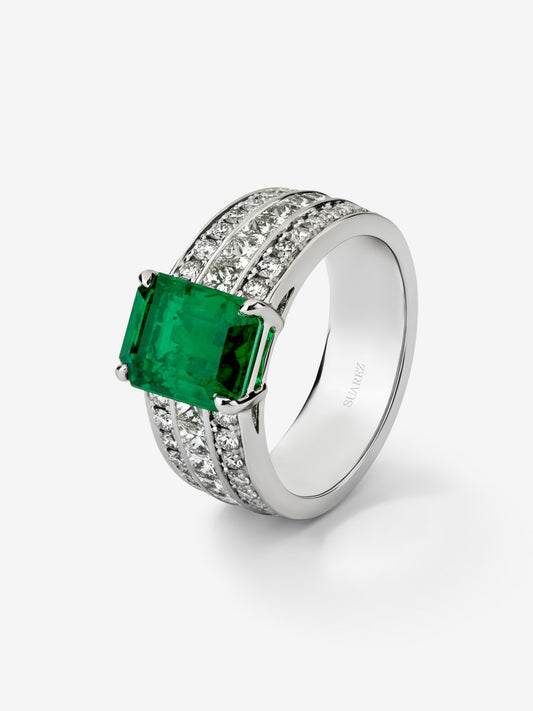Anillo de oro blanco de 18K con esmeralda en talla octogonal de 2,522 cts, 44 diamantes en talla brillante con un total de 0,81 cts y 12 en talla princesa con un total de 0,76 cts