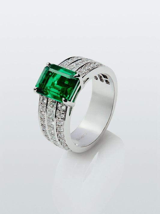 Anillo  de oro blanco de 18K con esmeralda central en talla octogonal  y diamantes