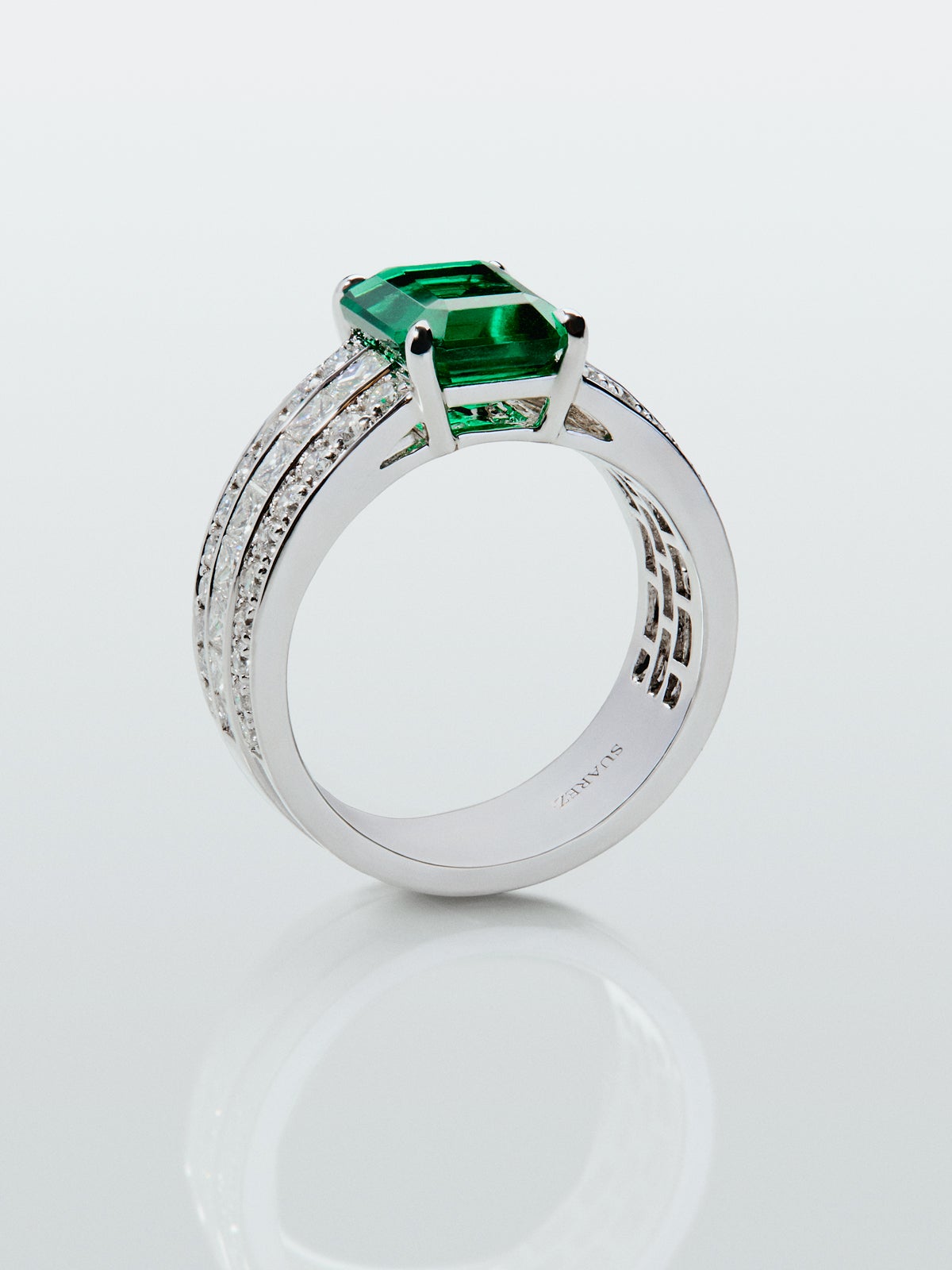 Anillo de oro blanco de 18K con esmeralda en talla octogonal de 2,522 cts, 44 diamantes en talla brillante con un total de 0,81 cts y 12 en talla princesa con un total de 0,76 cts