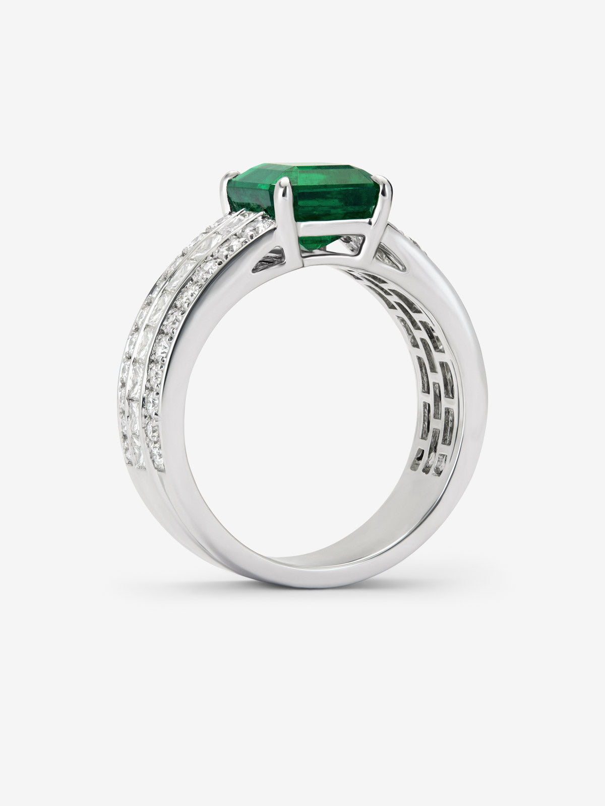 18K white gold ring with octagonal cut emerald of 3.07 cts, 32 brilliant cut diamonds with a total of 0.72 cts and 18 princess cut diamonds with a total of 0.78 cts