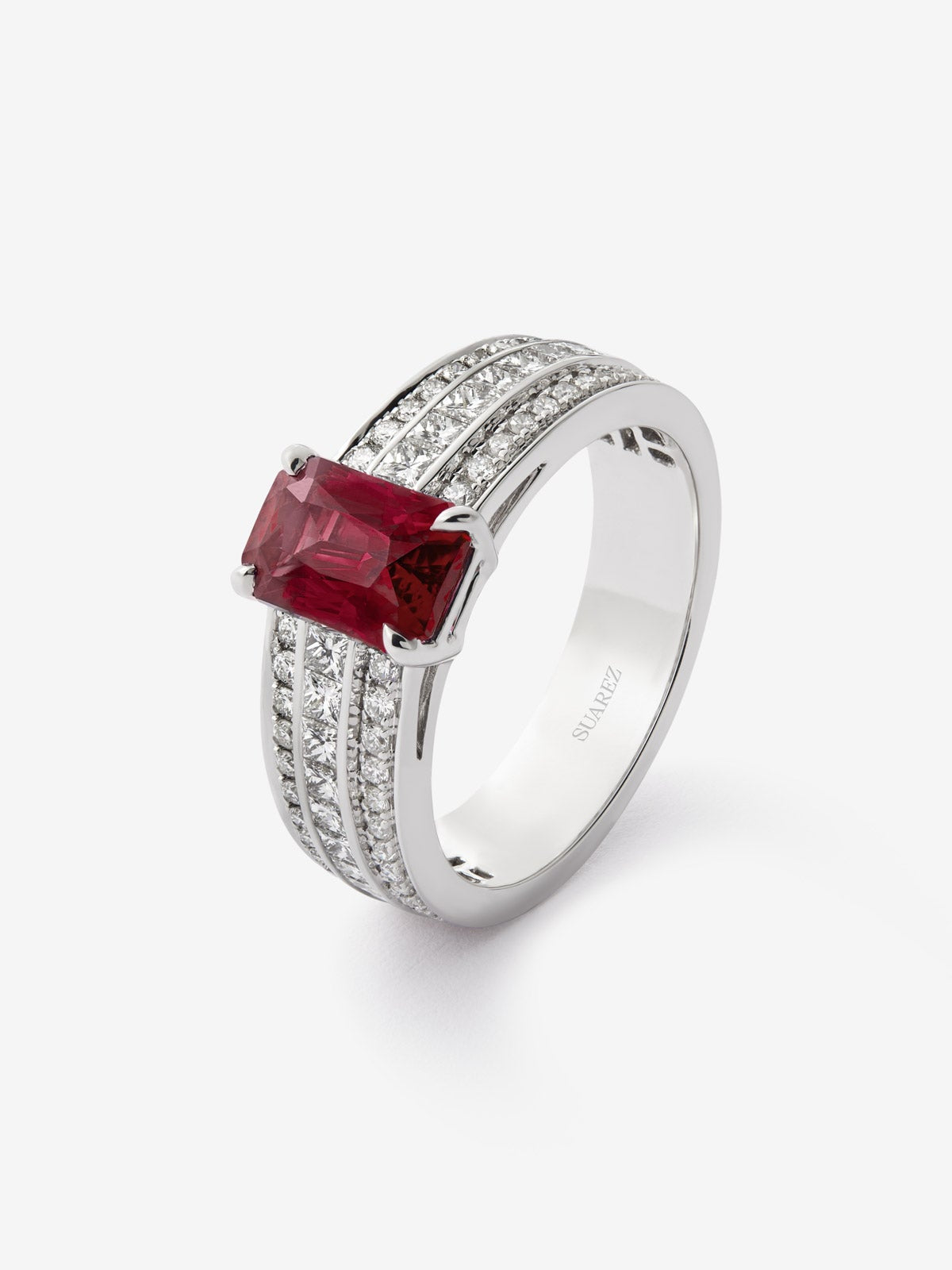 Anillo de oro blanco de 18K con rubí  y diamantes