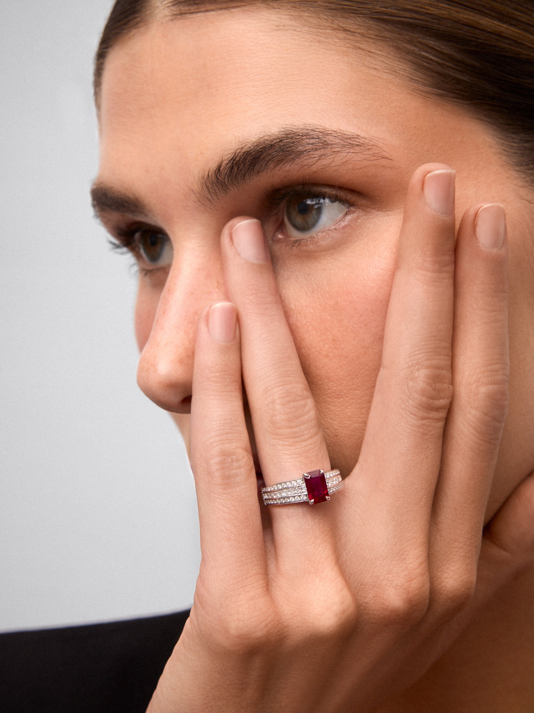 Anillo de oro blanco de 18K con rubí  y diamantes