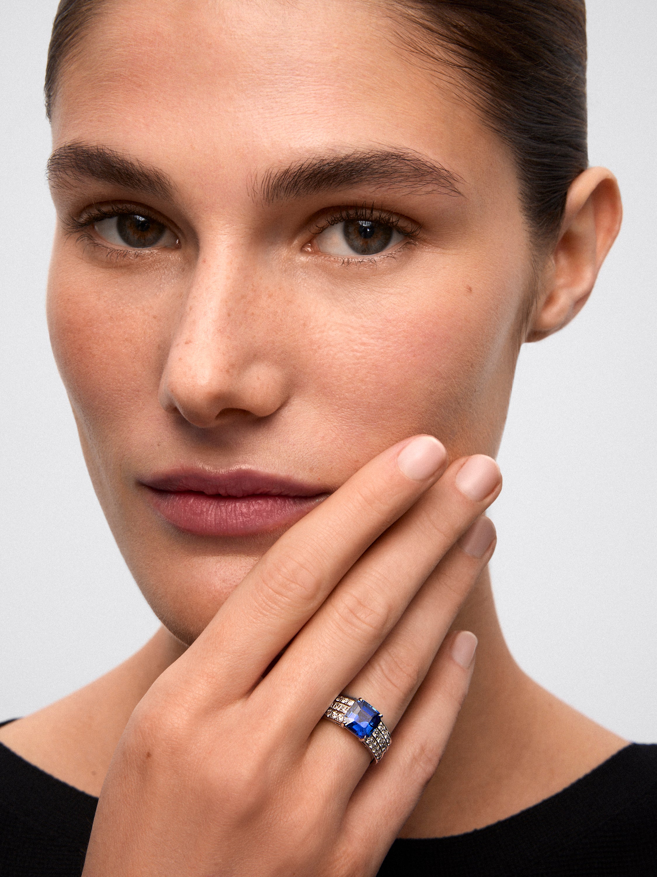 Anillo de oro blanco con zafiro central y brazo de diamantes