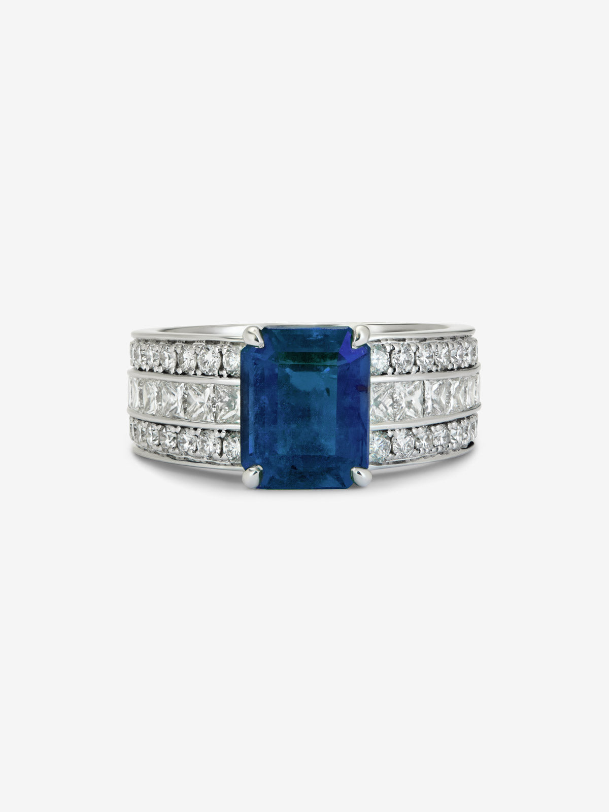 Anillo de oro blanco con zafiro central y brazo de diamantes
