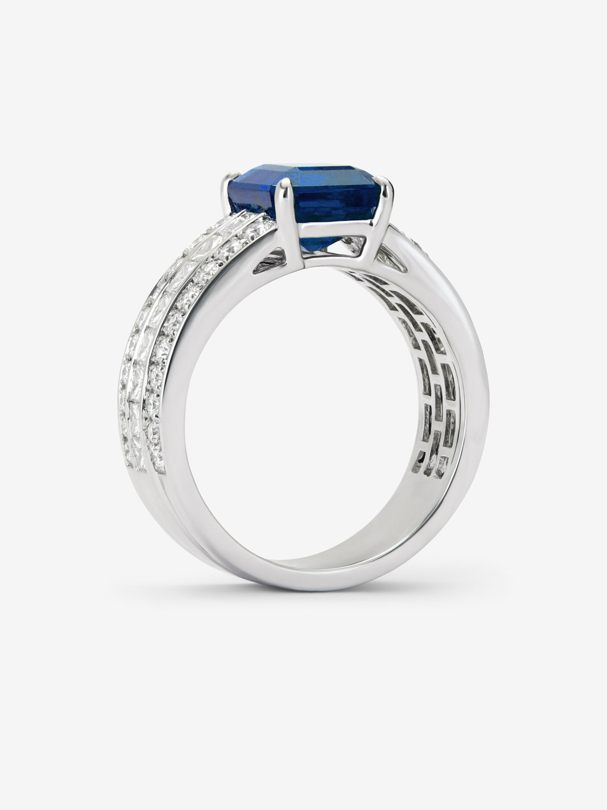 Anillo de oro blanco con zafiro central y brazo de diamantes