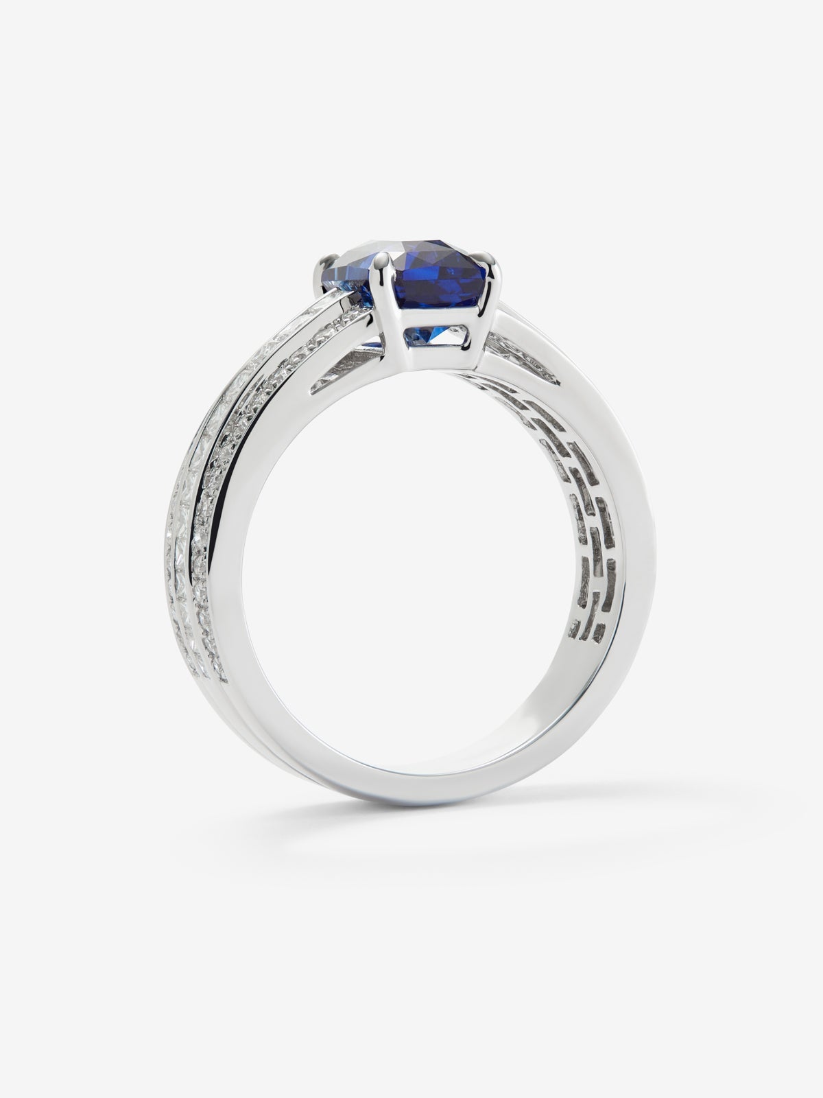 Anillo de oro blanco de 18K con zafiro y diamantes