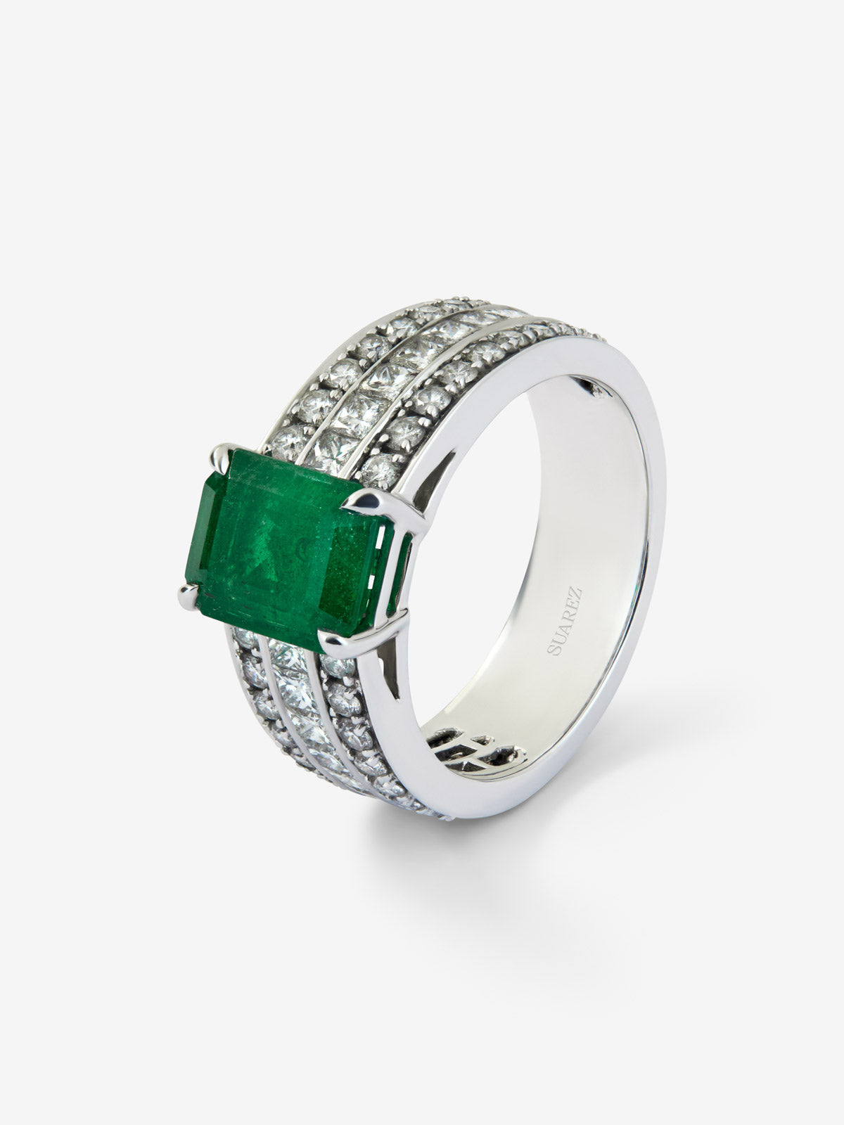 18K white gold ring with octagonal cut emerald of 3.07 cts, 32 brilliant cut diamonds with a total of 0.72 cts and 18 princess cut diamonds with a total of 0.78 cts
