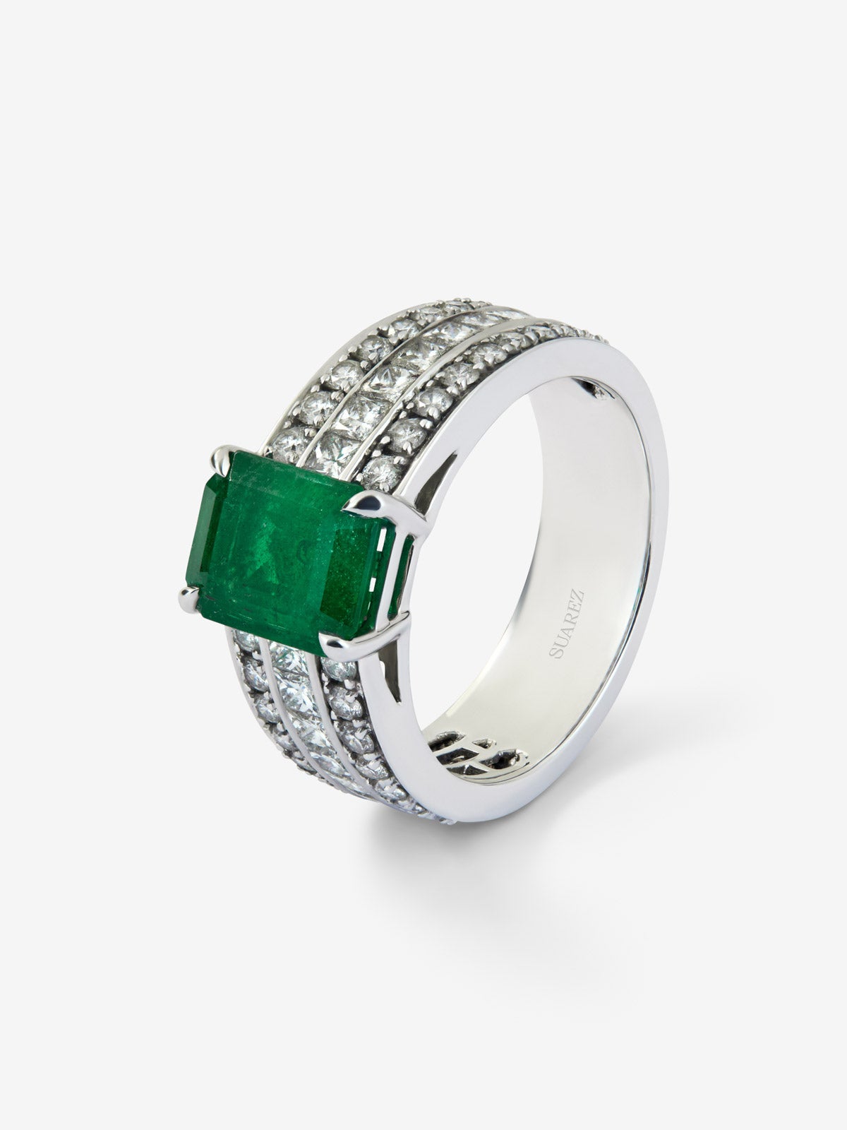 Anillo de oro blanco de 18K con esmeralda en talla octogonal de 3,07 cts, 32 diamantes en talla brillante con un total de 0,72 cts y 18 en talla princesa con un total de 0,78 cts