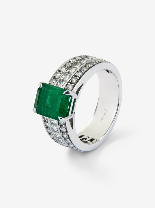 Anillo de oro blanco de 18K con esmeralda en talla octogonal de 3,07 cts, 32 diamantes en talla brillante con un total de 0,72 cts y 18 en talla princesa con un total de 0,78 cts