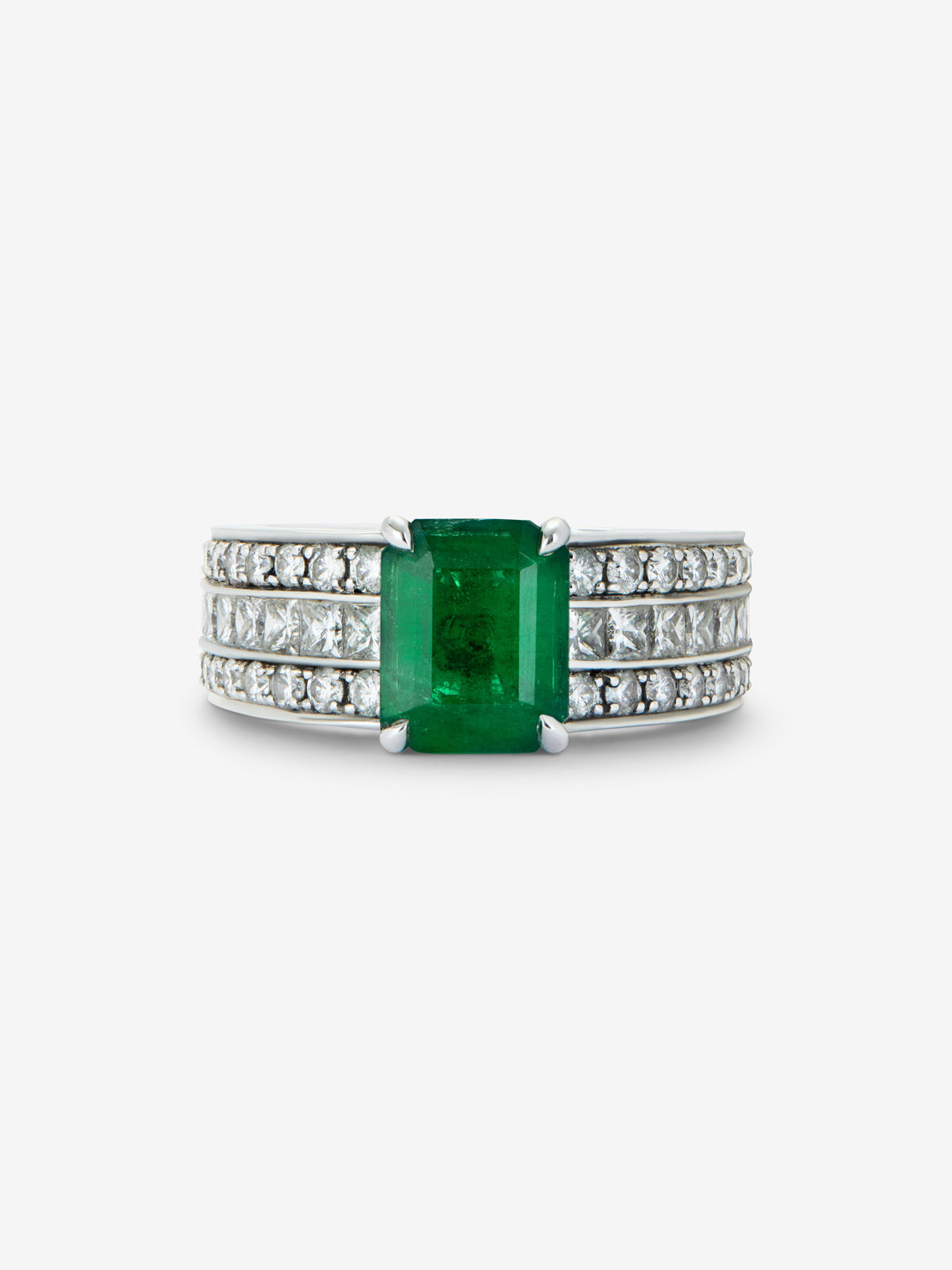 18K white gold ring with octagonal cut emerald of 3.07 cts, 32 brilliant cut diamonds with a total of 0.72 cts and 18 princess cut diamonds with a total of 0.78 cts