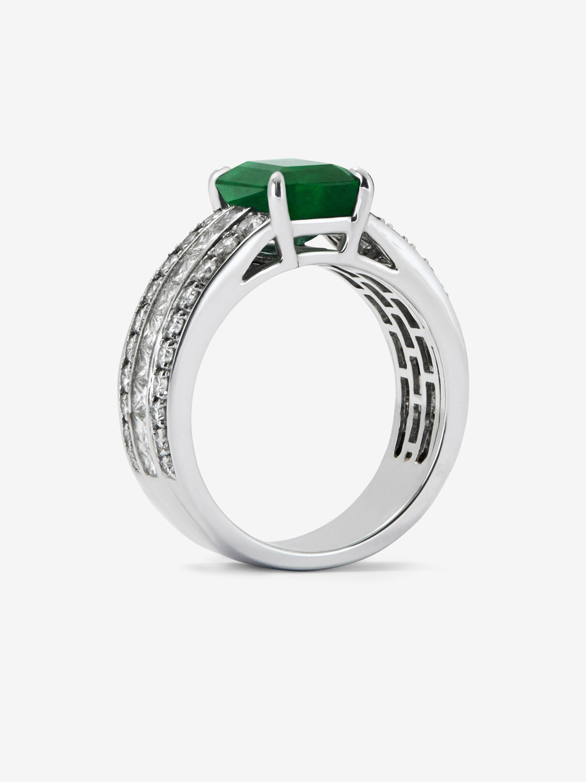 18K white gold ring with octagonal cut emerald of 3.07 cts, 32 brilliant cut diamonds with a total of 0.72 cts and 18 princess cut diamonds with a total of 0.78 cts