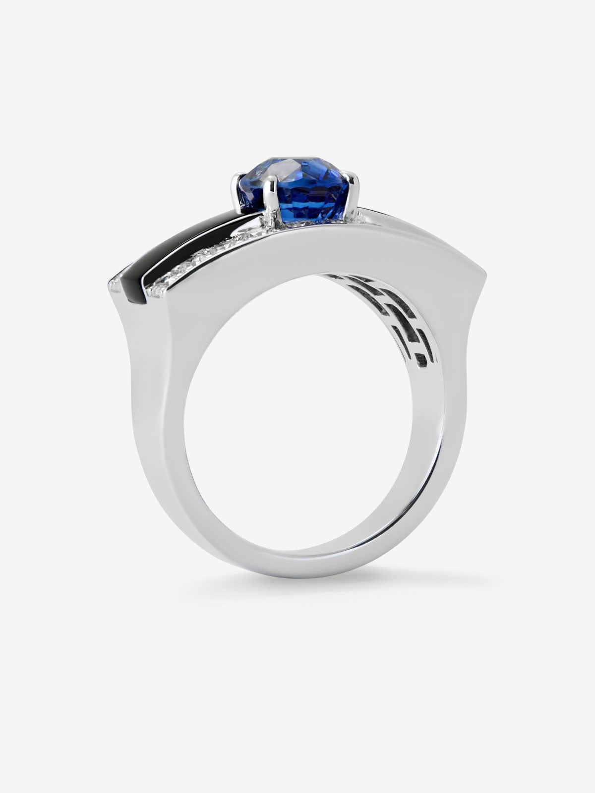 Anillo de Alta Joyería en oro blanco de 18K con zafiro azul royal, ónix negro y diamantes