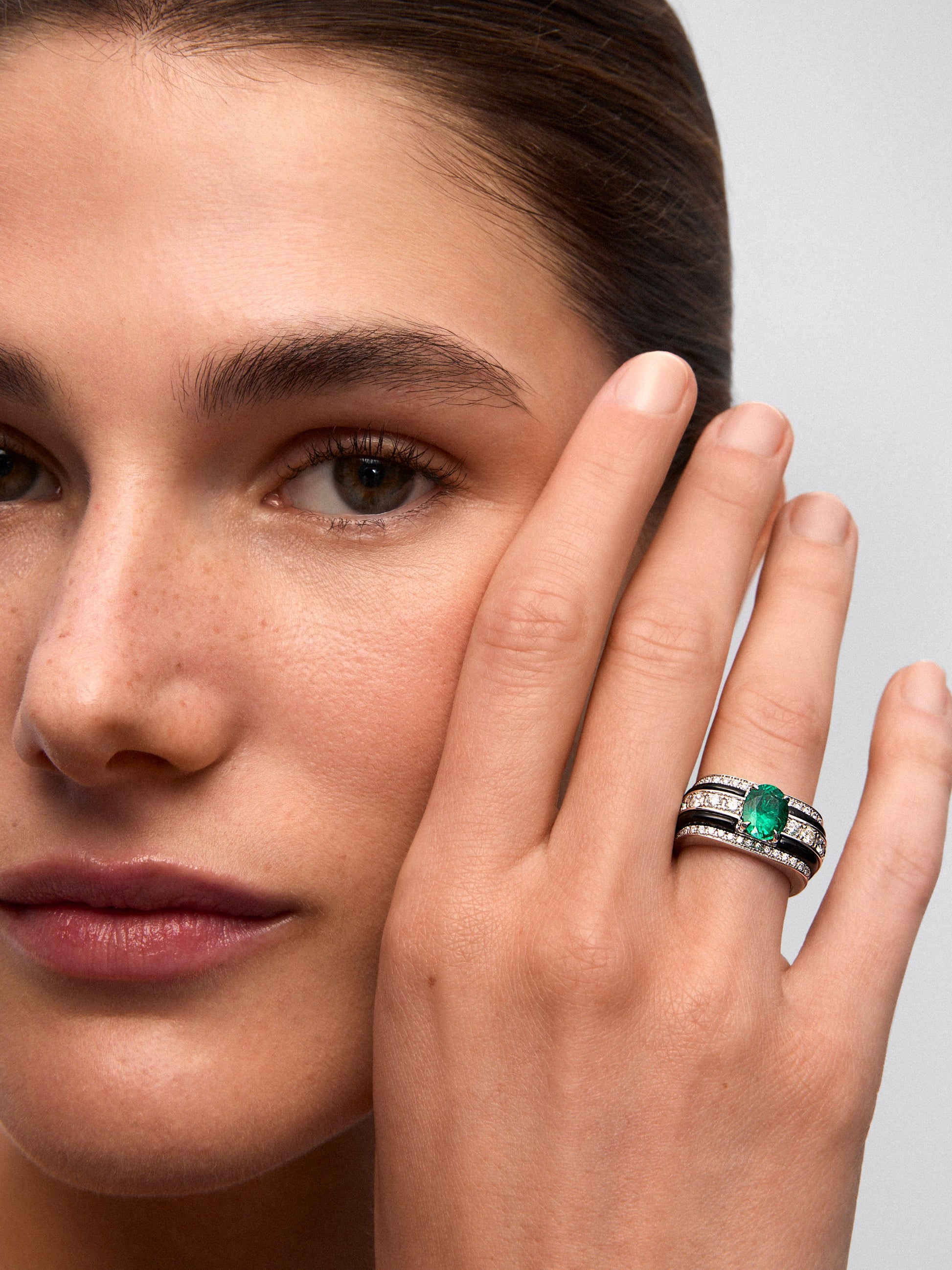 Anillo de Alta Joyería en oro blanco de 18K con esmeralda verde, ónix negro y diamantes