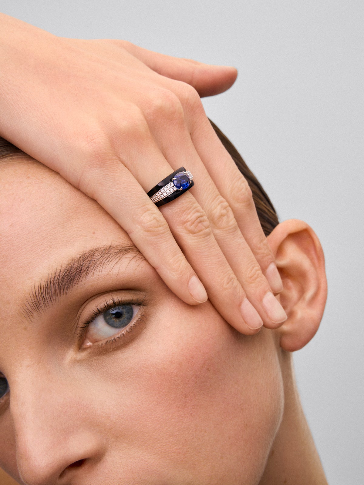 Anillo de Alta Joyería en oro blanco de 18K con zafiro azul royal, ónix negro y diamantes