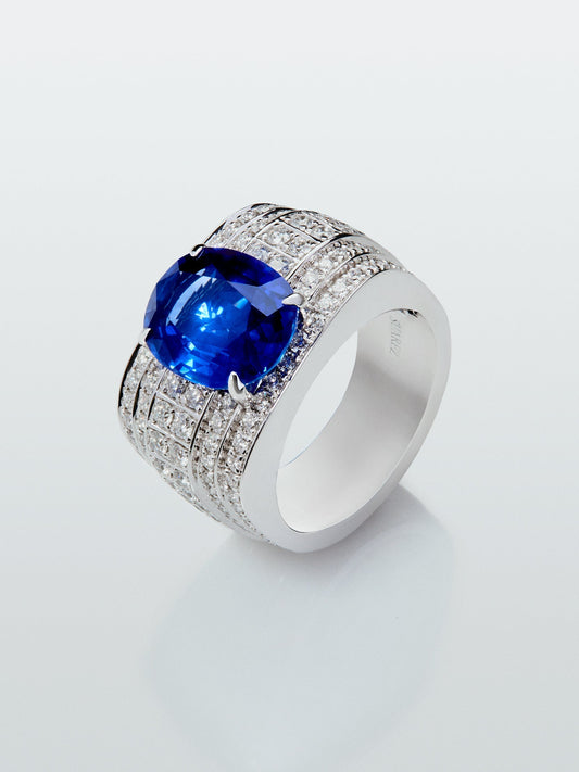 Anillo de oro blanco de 18K con zafiro azul royal en talla oval de 5,515 cts y 190 diamantes en talla brillante con un total de 1,26 cts