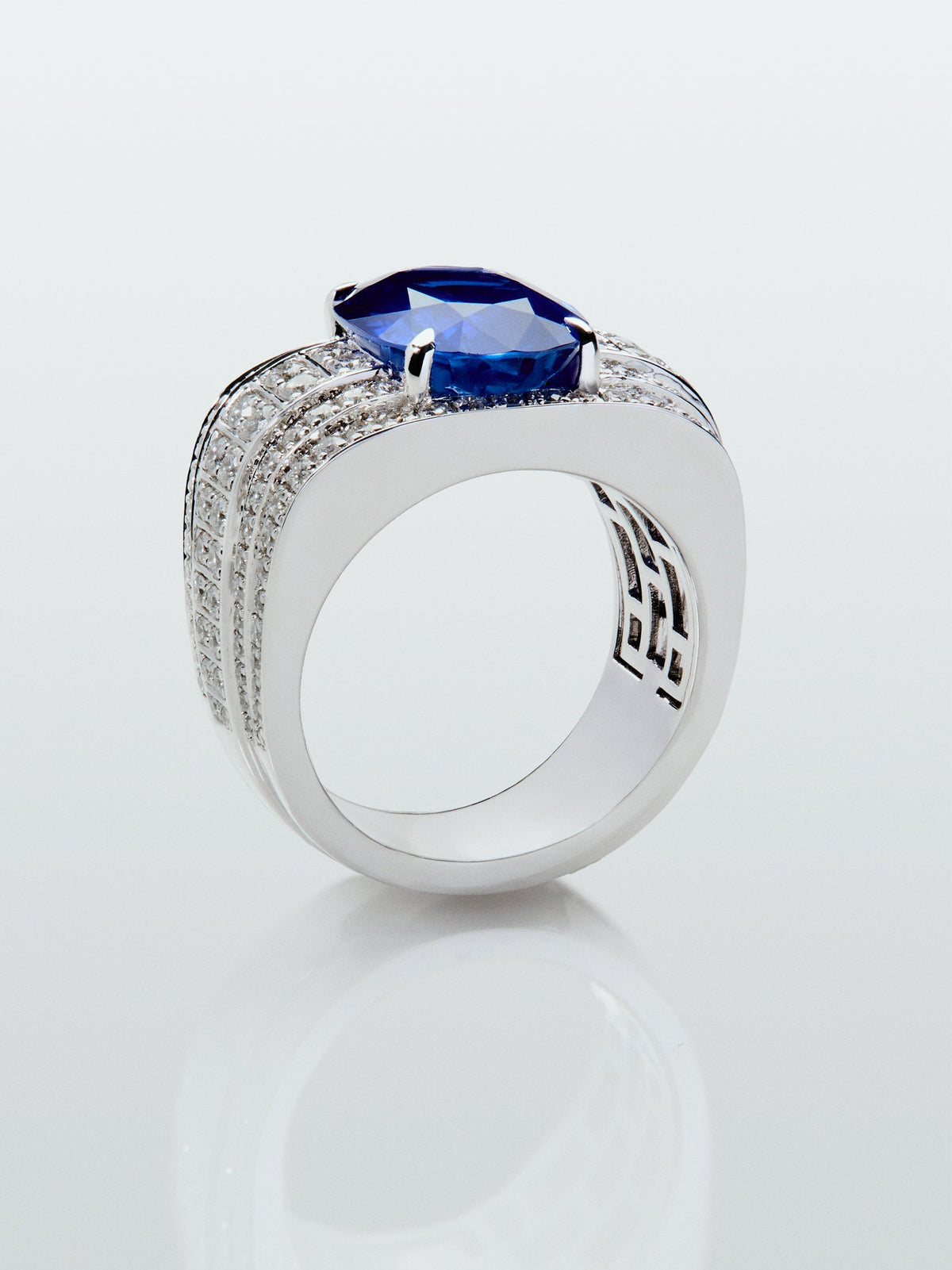 Anillo de oro blanco de 18K con zafiro azul royal en talla oval de 5,515 cts y 190 diamantes en talla brillante con un total de 1,26 cts